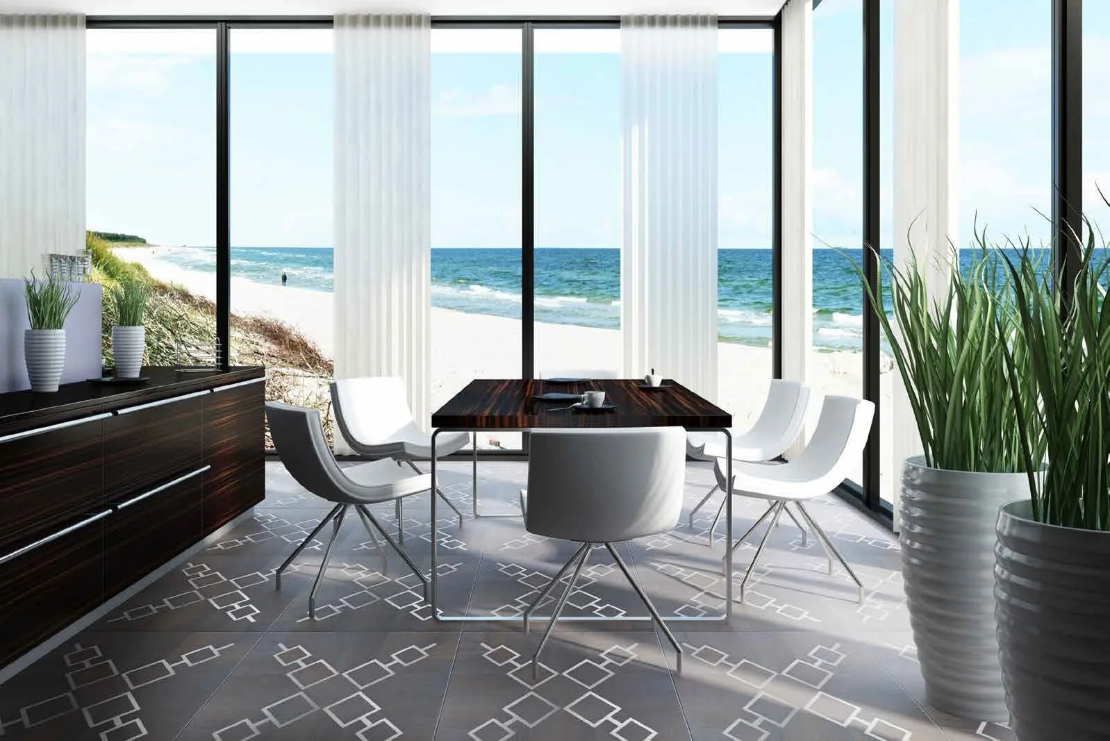 Sala de estar con vista al mar, mesas blancas, sillas modernas blancas, cortinas blancas, plantas en macetas grandes, suelo con azulejos de diseño, vistas al océano y playa.