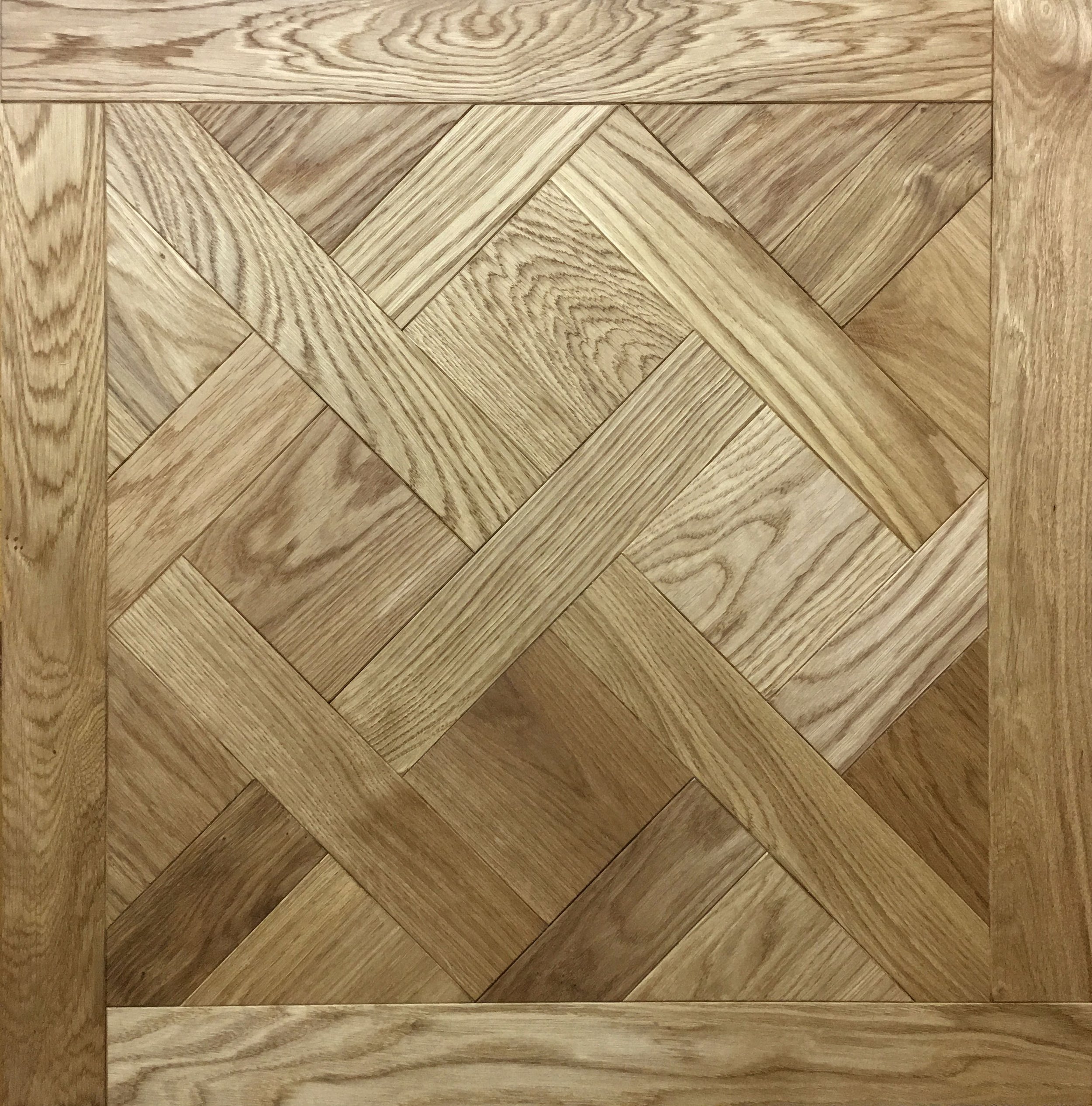 Suelo de madera con patrón en espiral de diferentes tonos de madera.