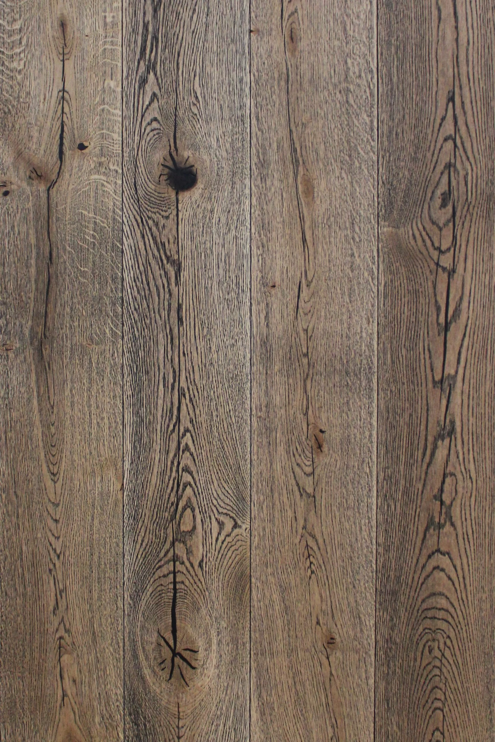 Superficie de madera con vetas y nudos visibles.