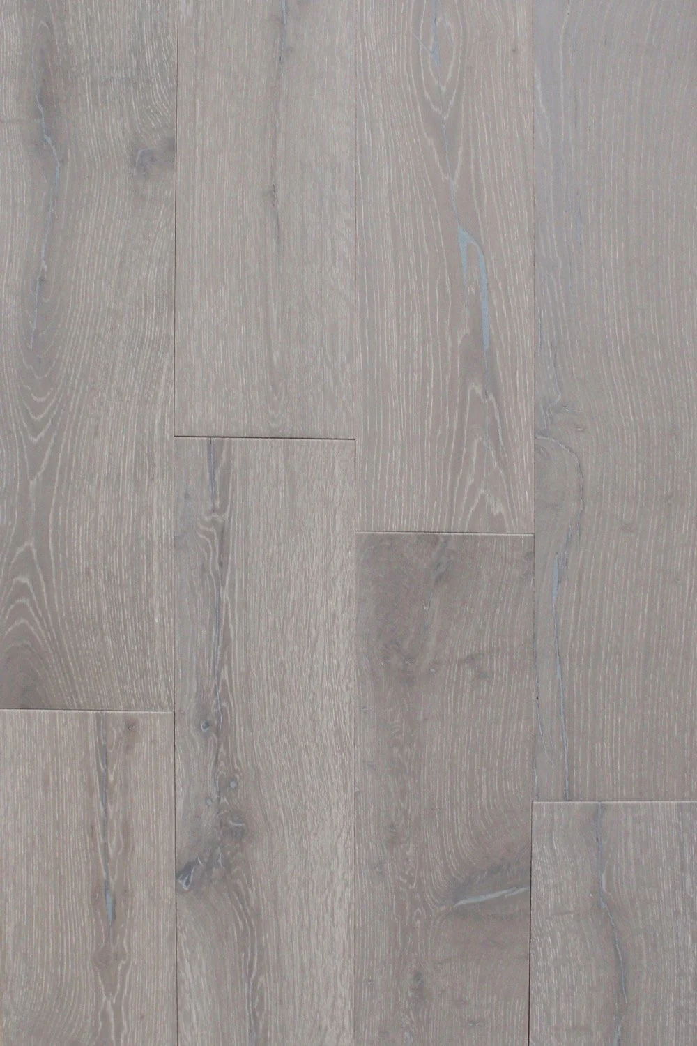 Piso de madera de color gris claro con vetas y patrones naturales.