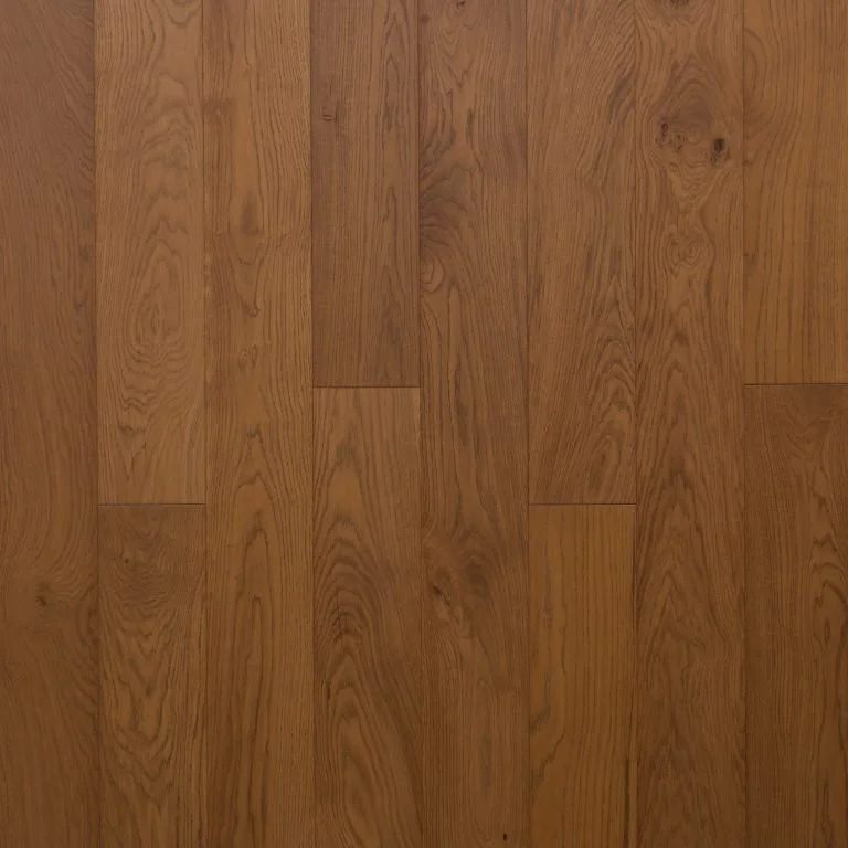 Suelo de madera con varias tablas de tono marrón claro.