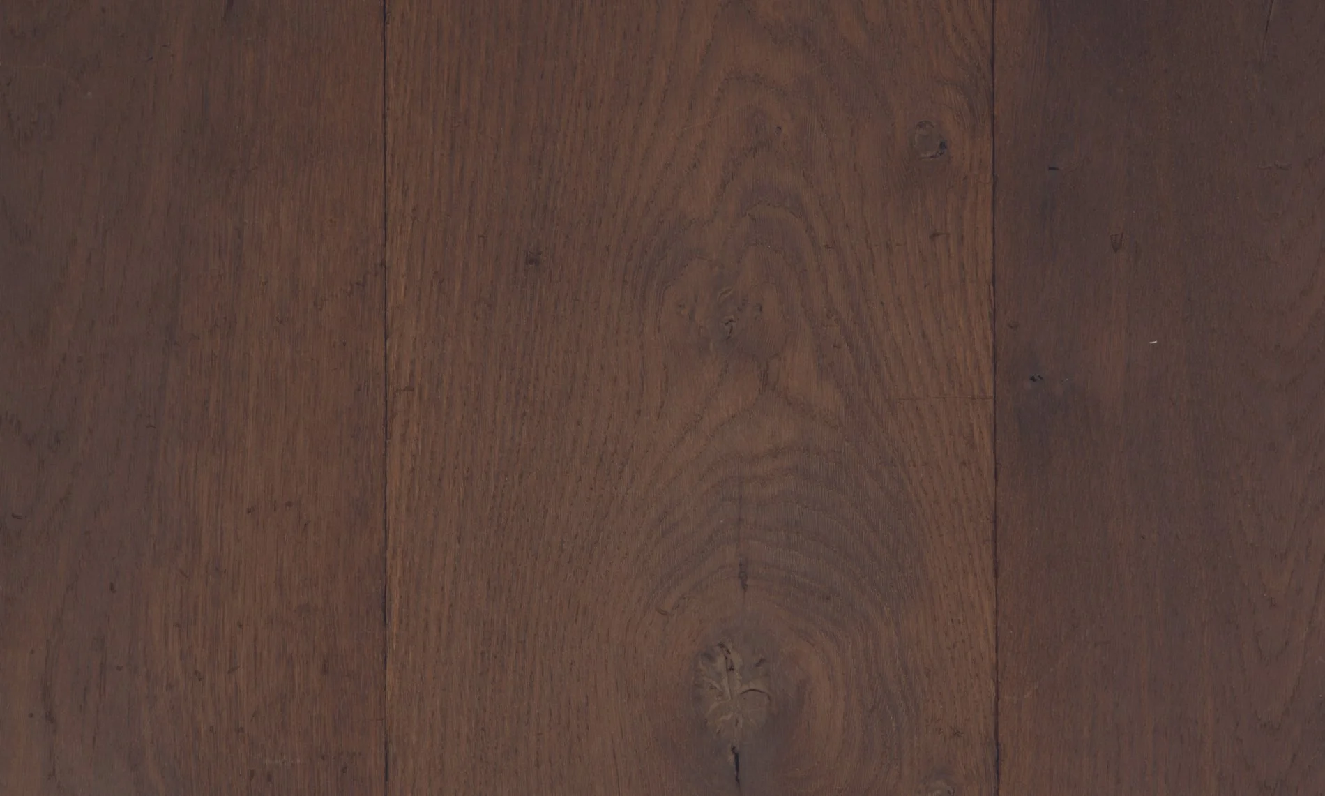 Plano de madera con vetas y nudos visibles