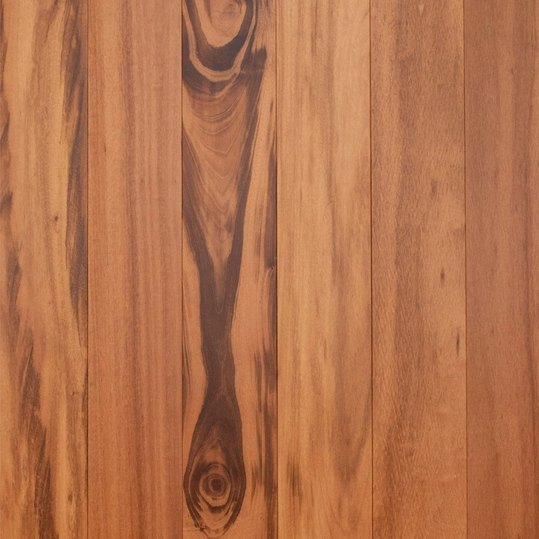 Plano de madera con vetas y nudo prominente.