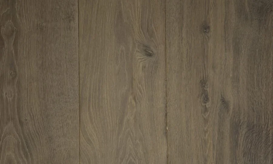 Suelo de madera con vetas y nudos visibles
