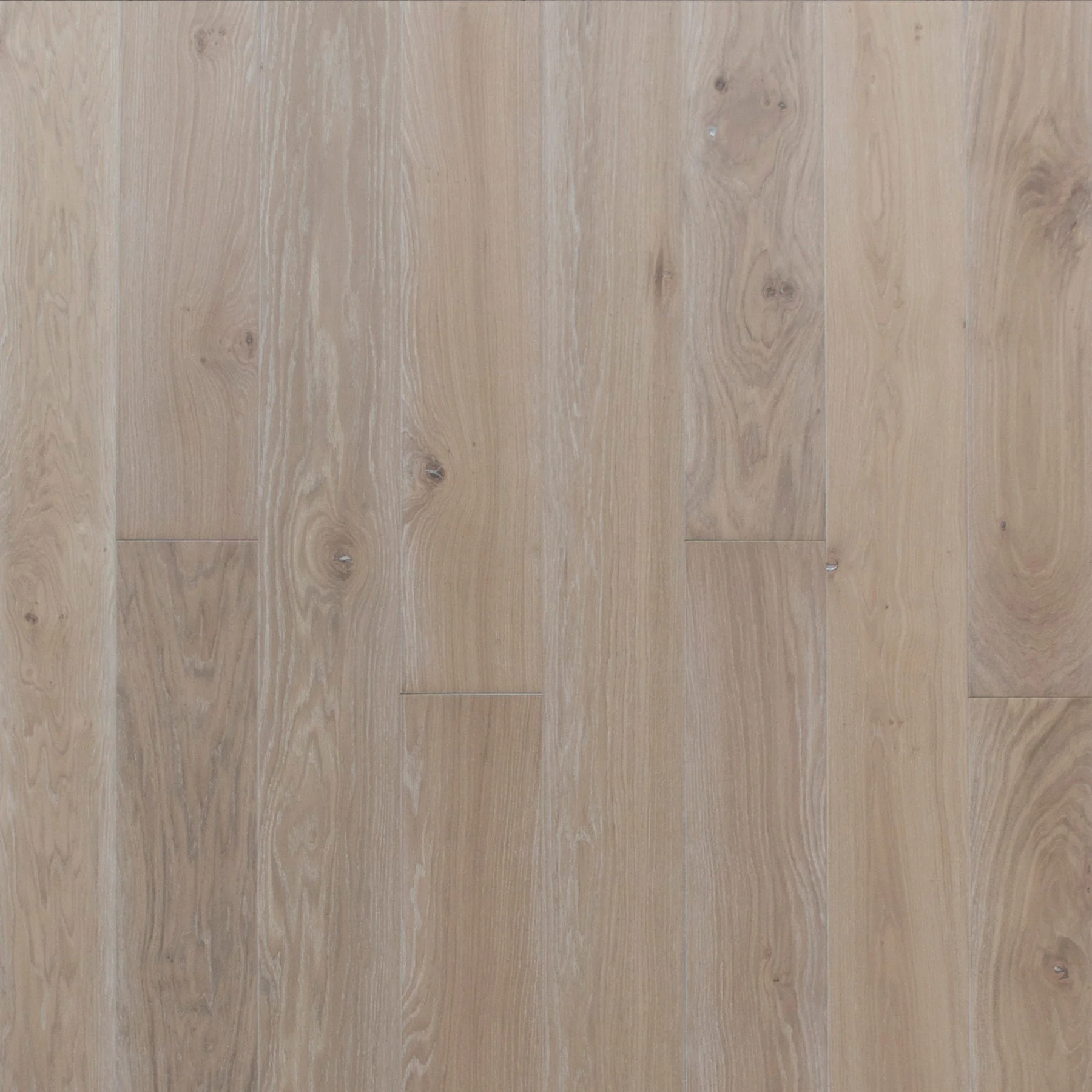 Piso de madera clara.