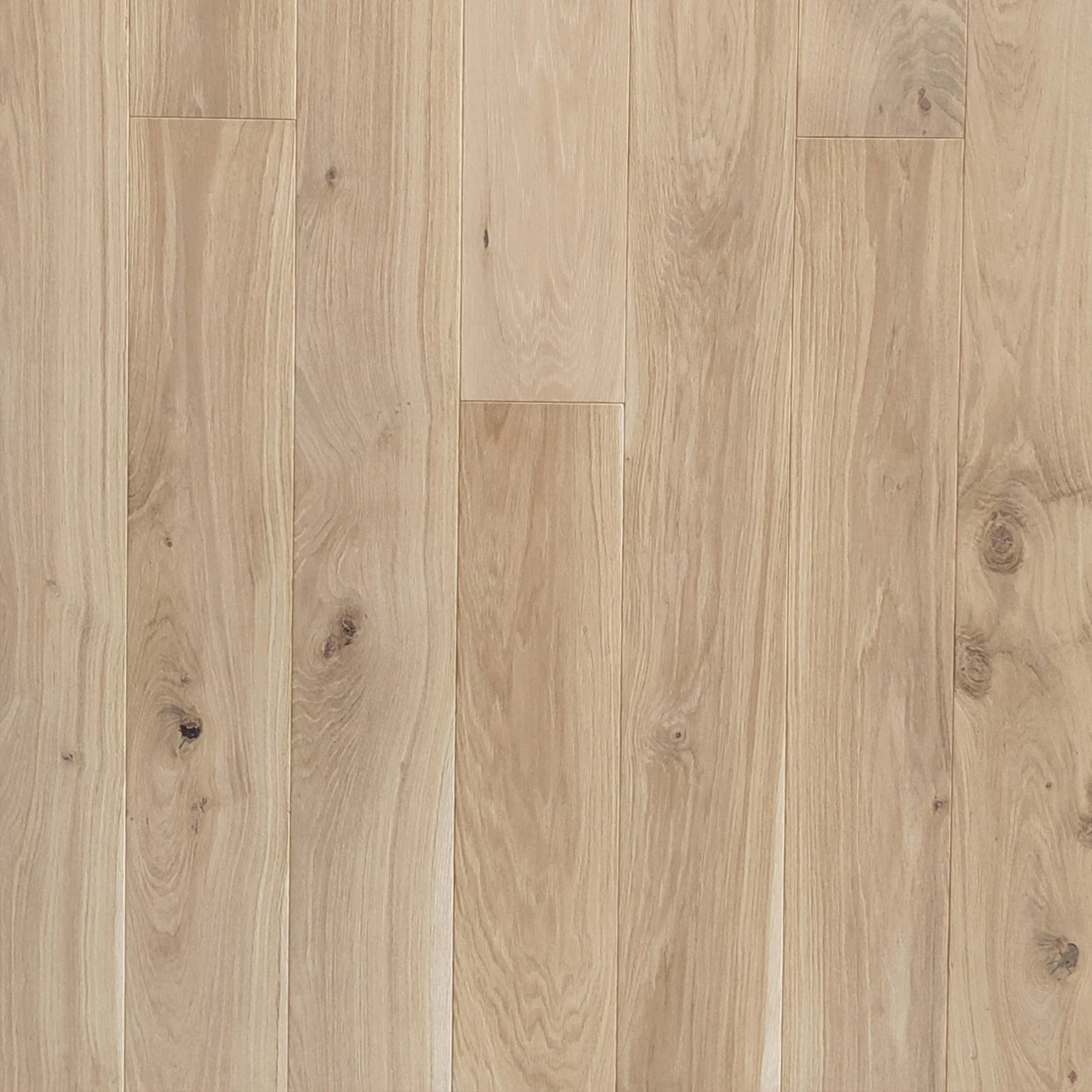 Superficie de piso de madera clara con vetas naturales.