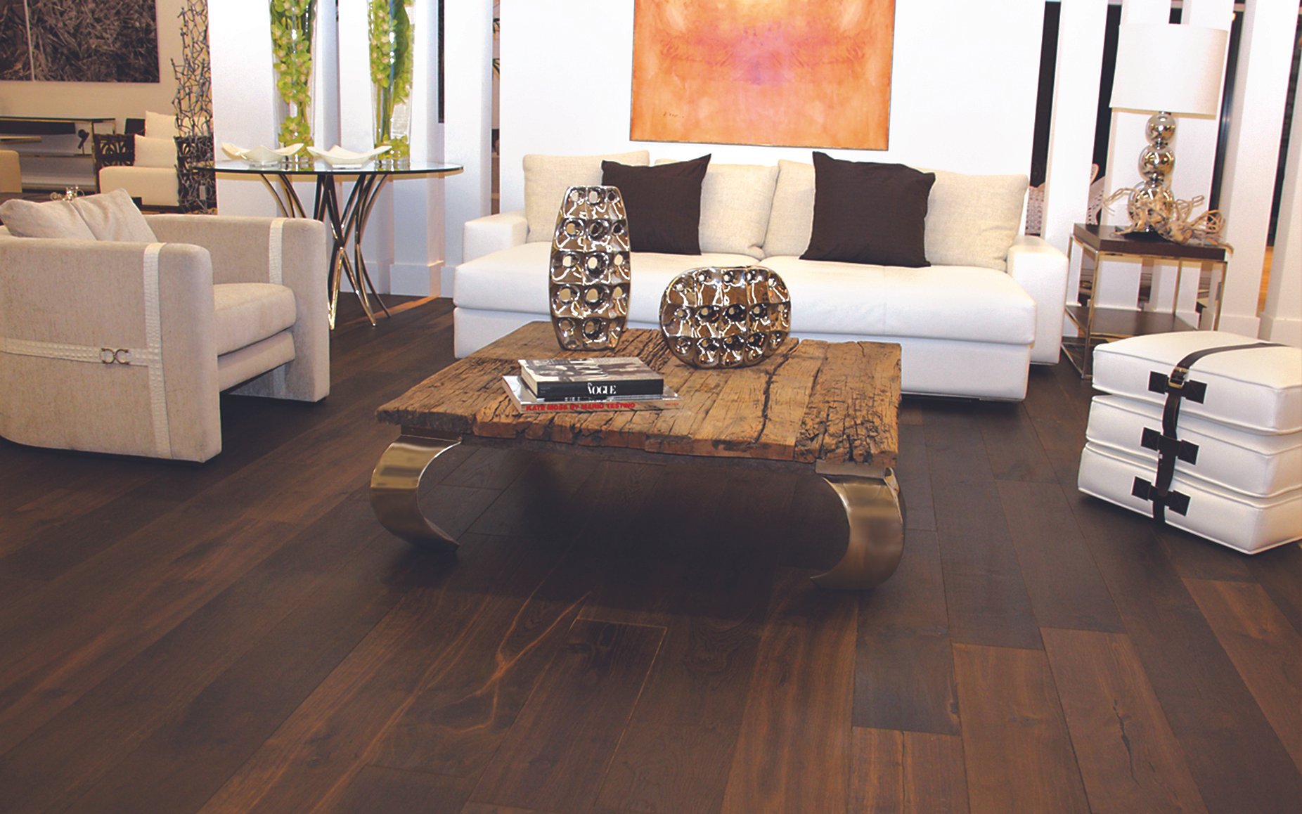 Sala de estar con sofá beige, mesa de madera rústica y decoraciones metálicas.