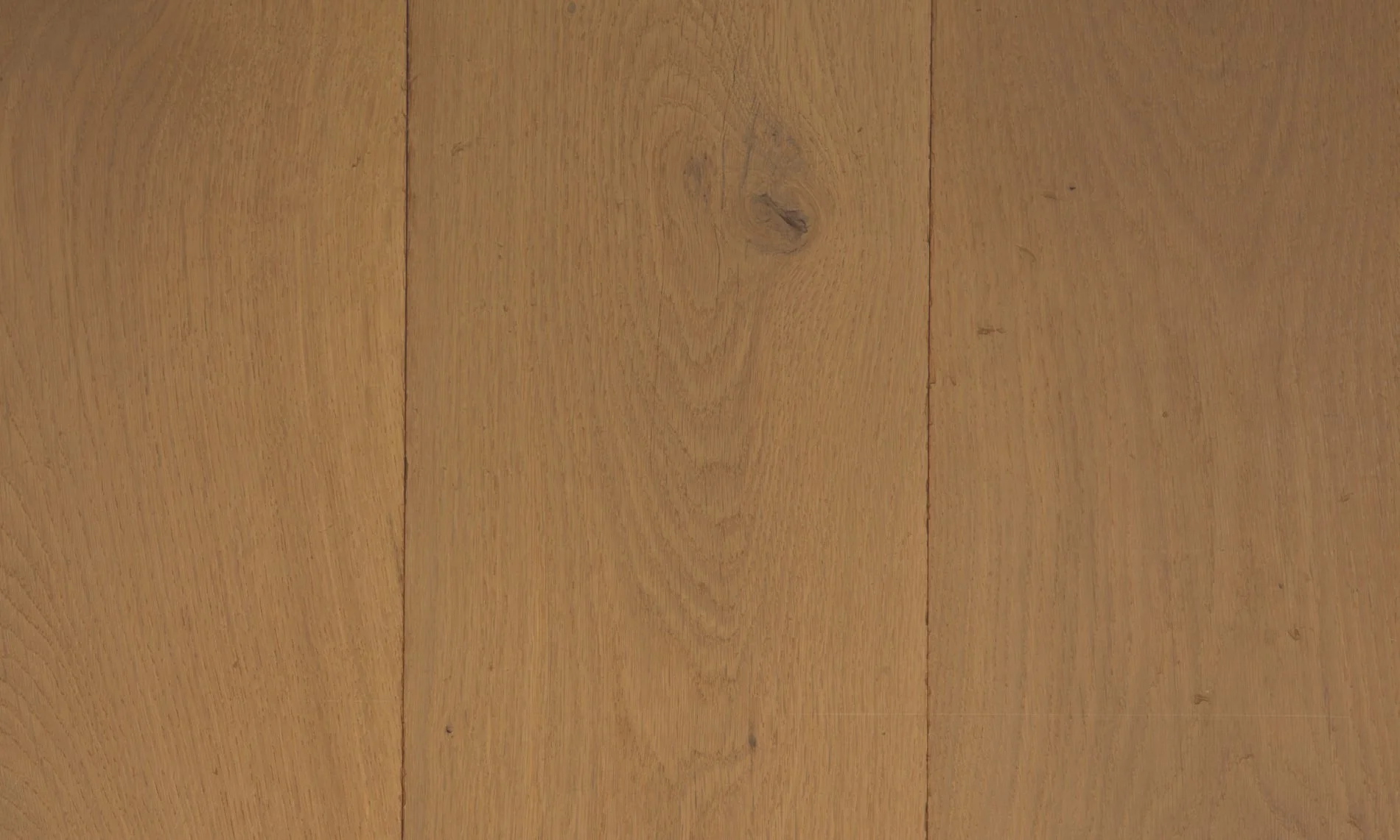 Piso de madera con tablones de color marrón claro y vetas naturales.