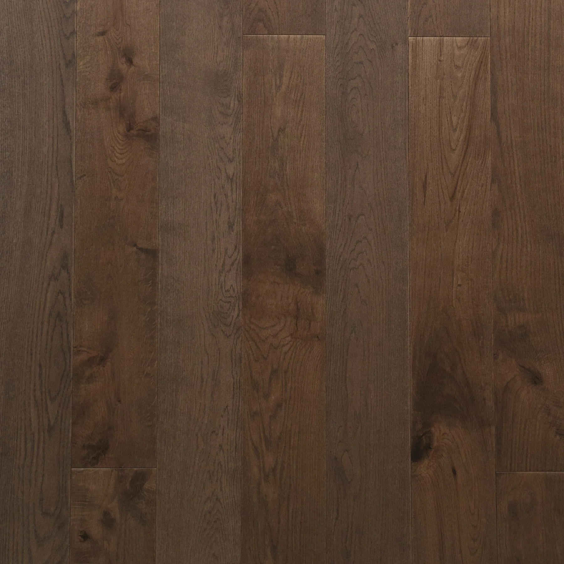 Revestimiento de suelo de madera de color marrón con vetas y nudos naturales.