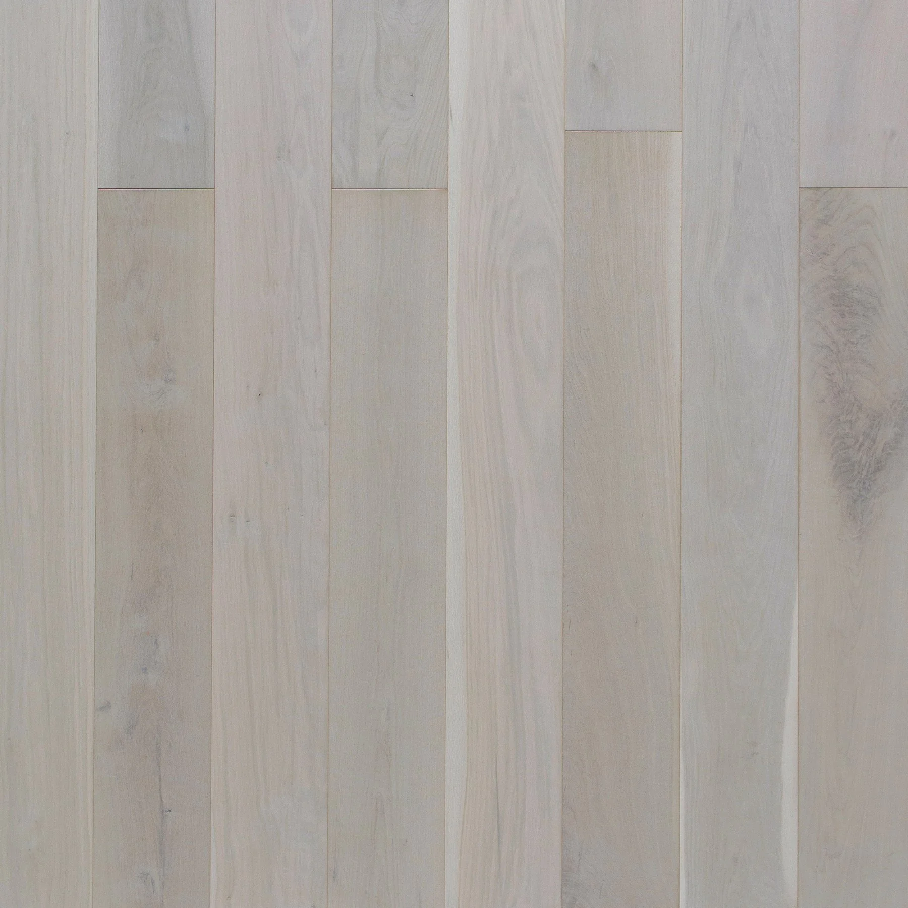 Superficie de pisos de madera clara con vetas y nudos visiblemente visibles.