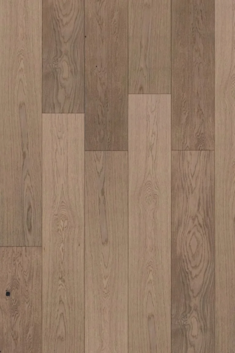 Suelo de madera con tablones en tonos claros y oscuros.