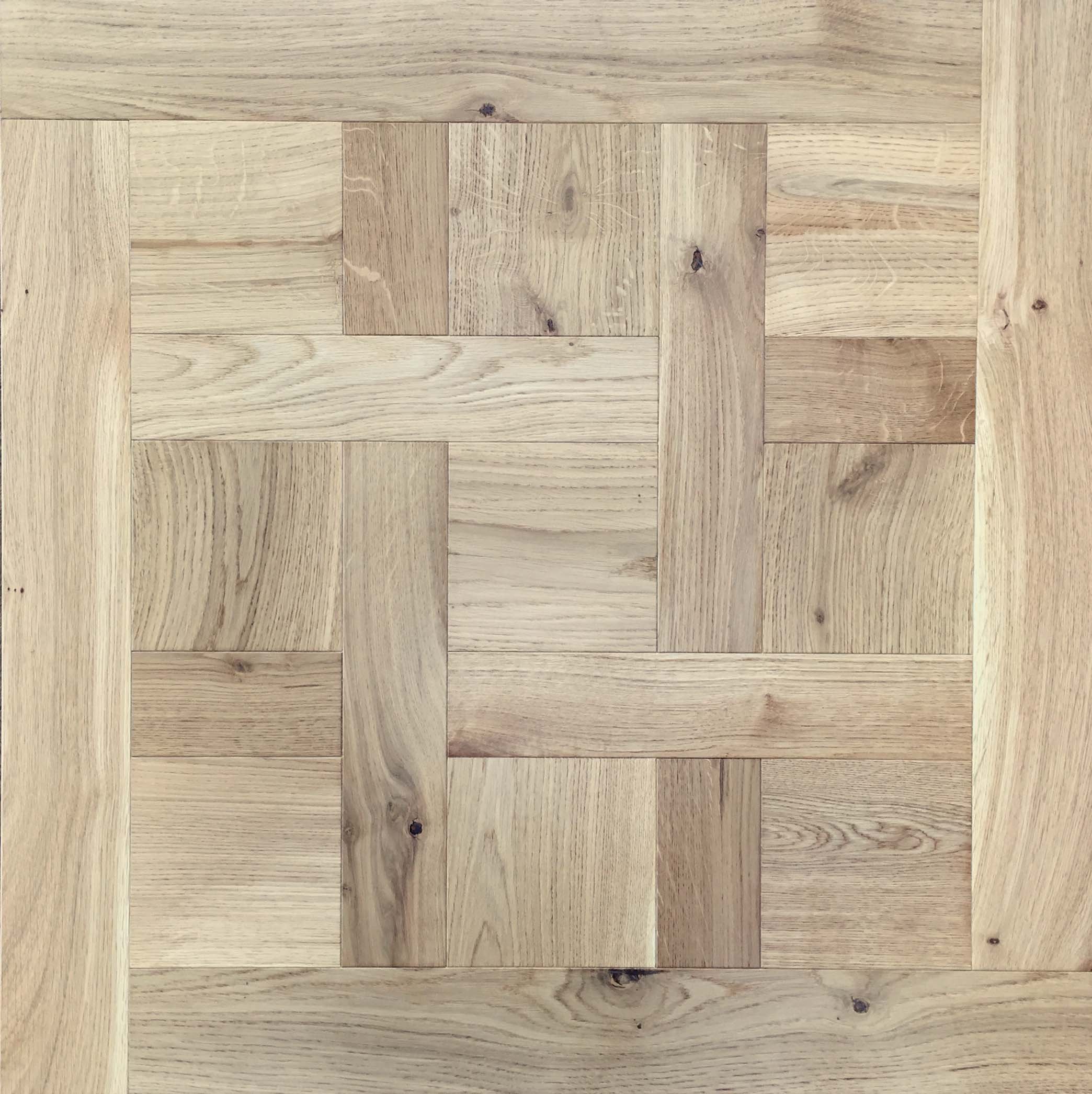 Pared de pisos de madera en diseño de patrón de parquet con diferentes tonos claros y oscuros.