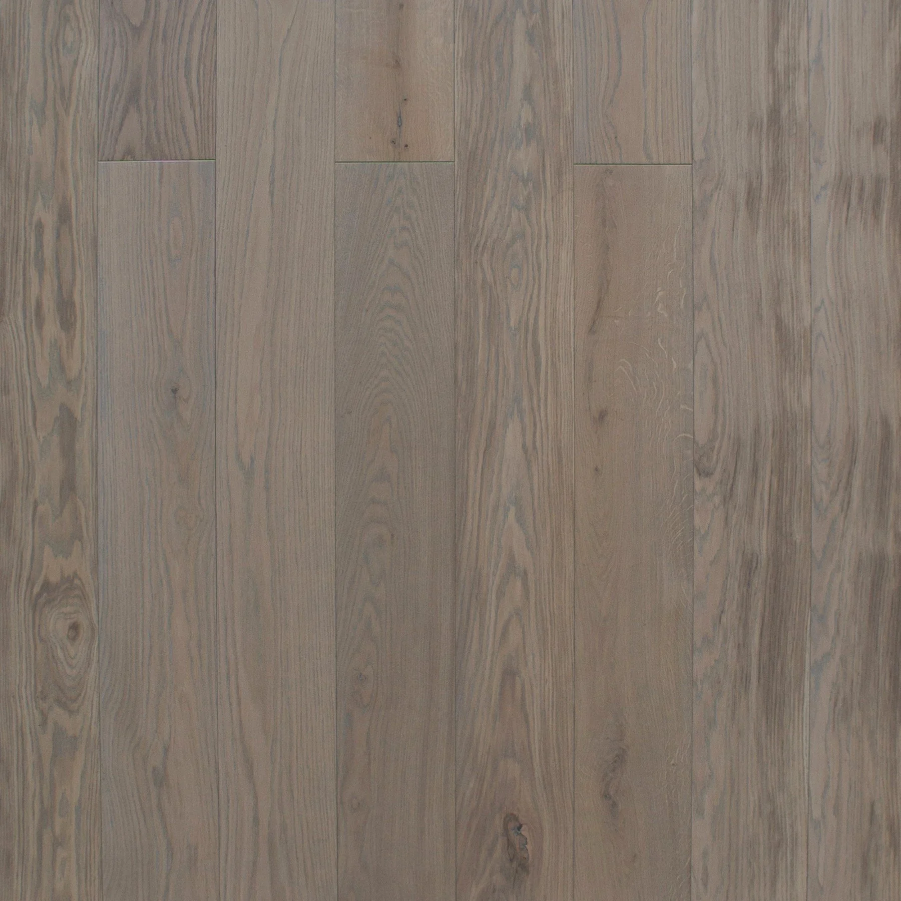 Piso de madera de color marrón claro con vetas y textura natural.