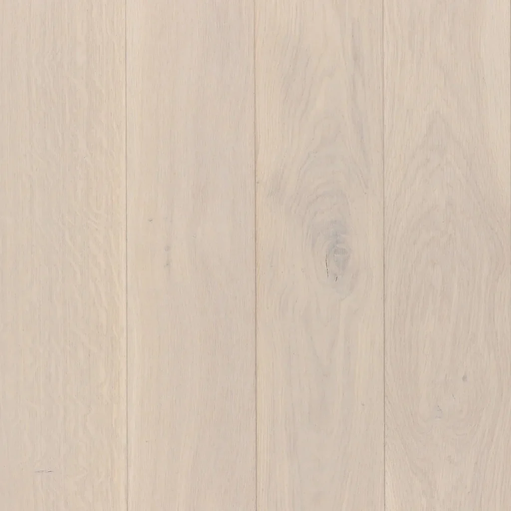 Superficie de piso de madera clara con vetas y nudos, en tablones largos.