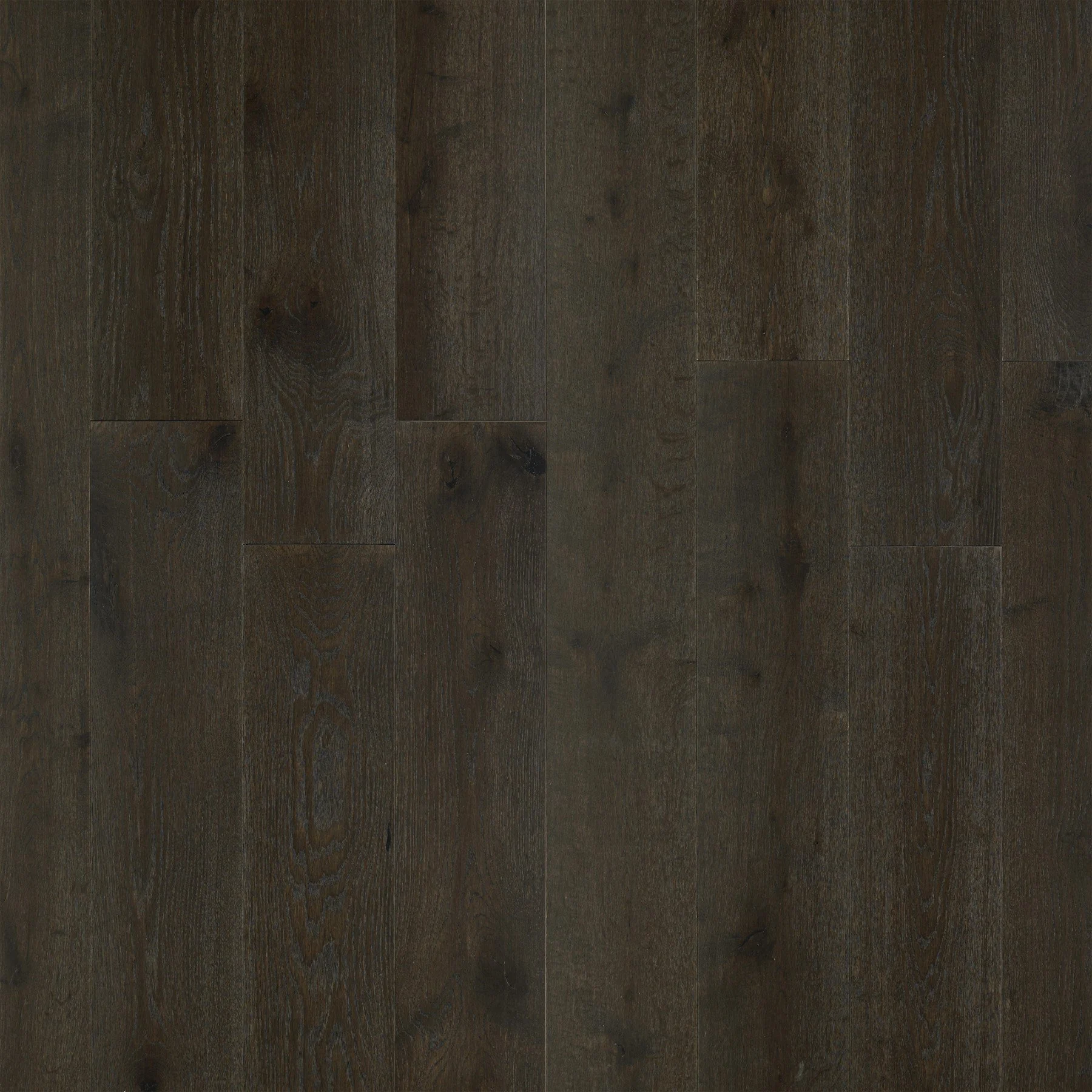 Superficie de suelo de madera oscura y con vetas visibles.