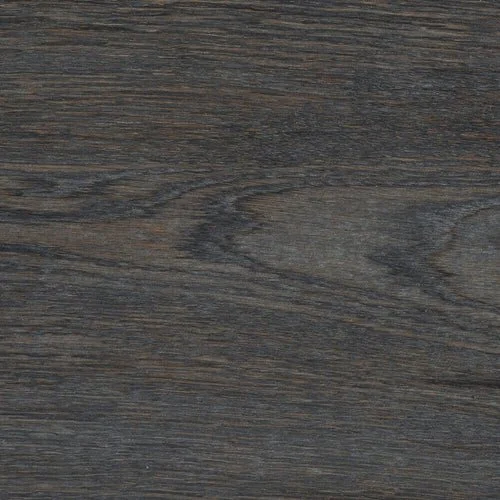 Superficie de madera oscura con vetas visibles.