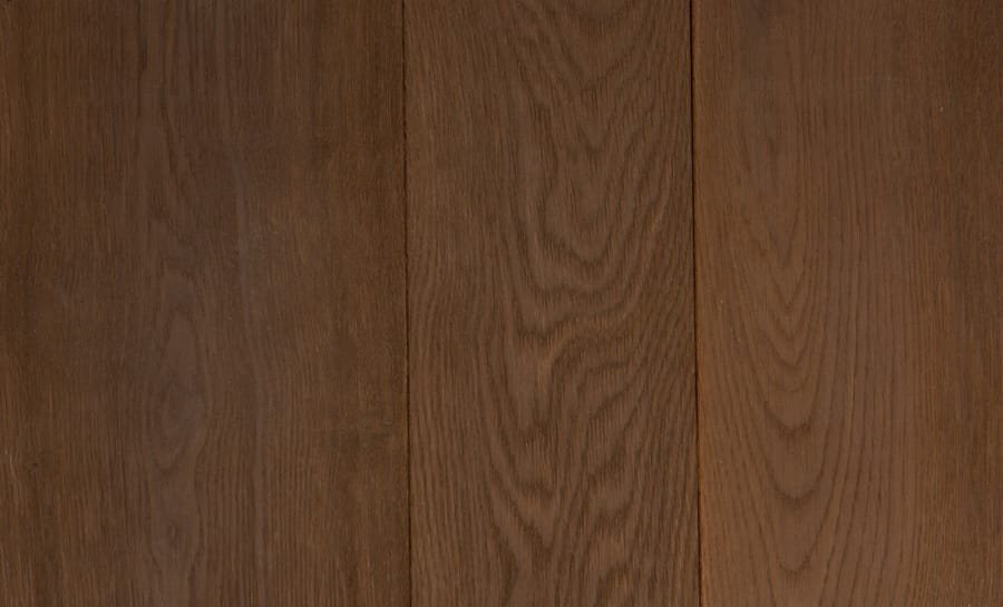 Pared de madera con vetas y textura visible.