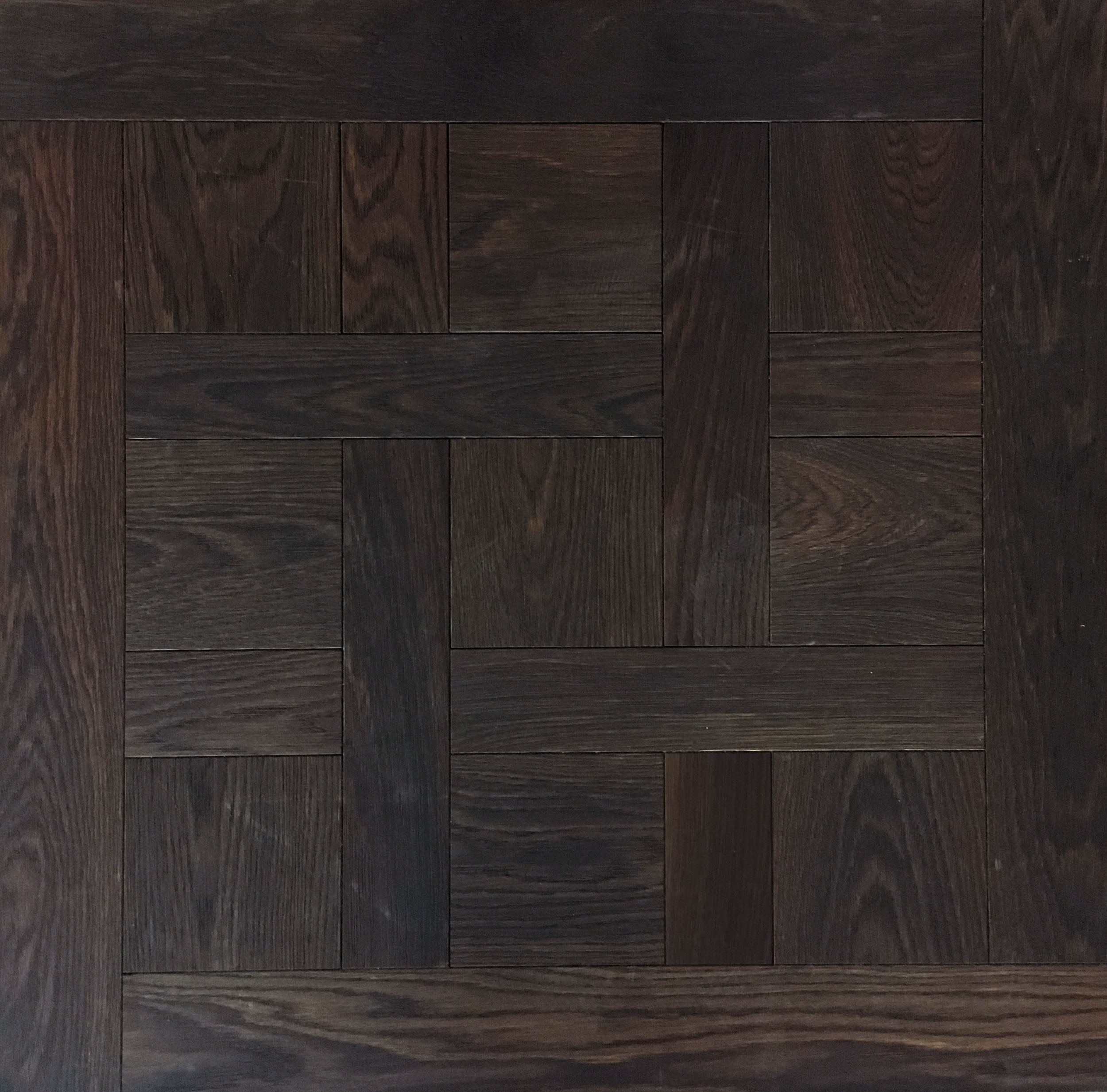 Suelo de madera oscura en patrón cuadrado con diferentes tonos y vetas.