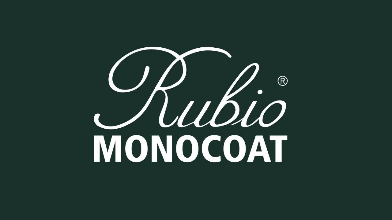 Logotipo de Rubio Monocoat en fondo oscuro.