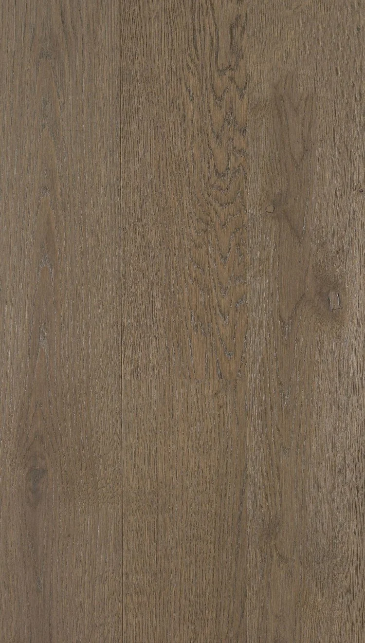 Superficie de madera en tono marrón con vetas y textura natural visible.