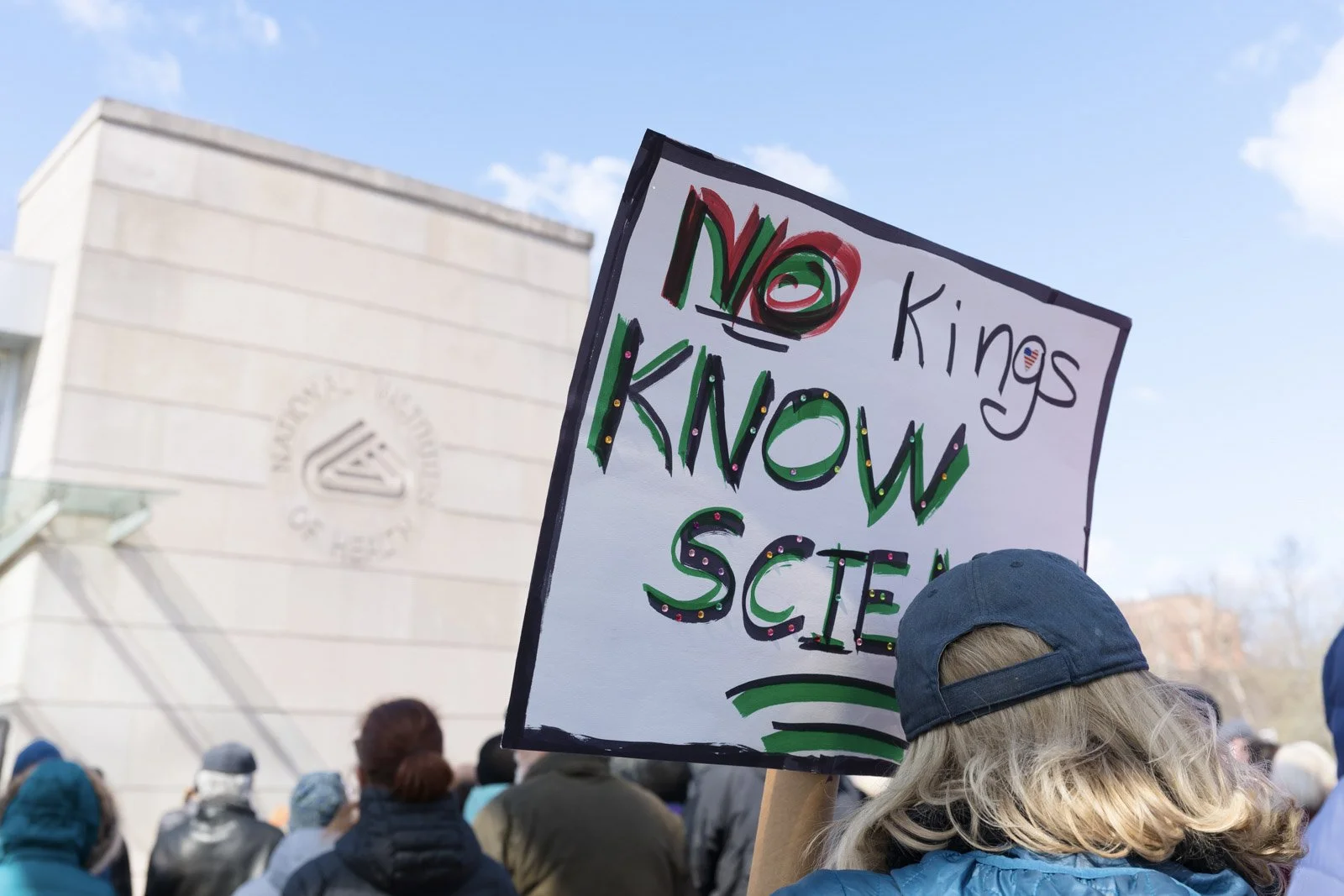 A protest sign saying "No kings, know science"