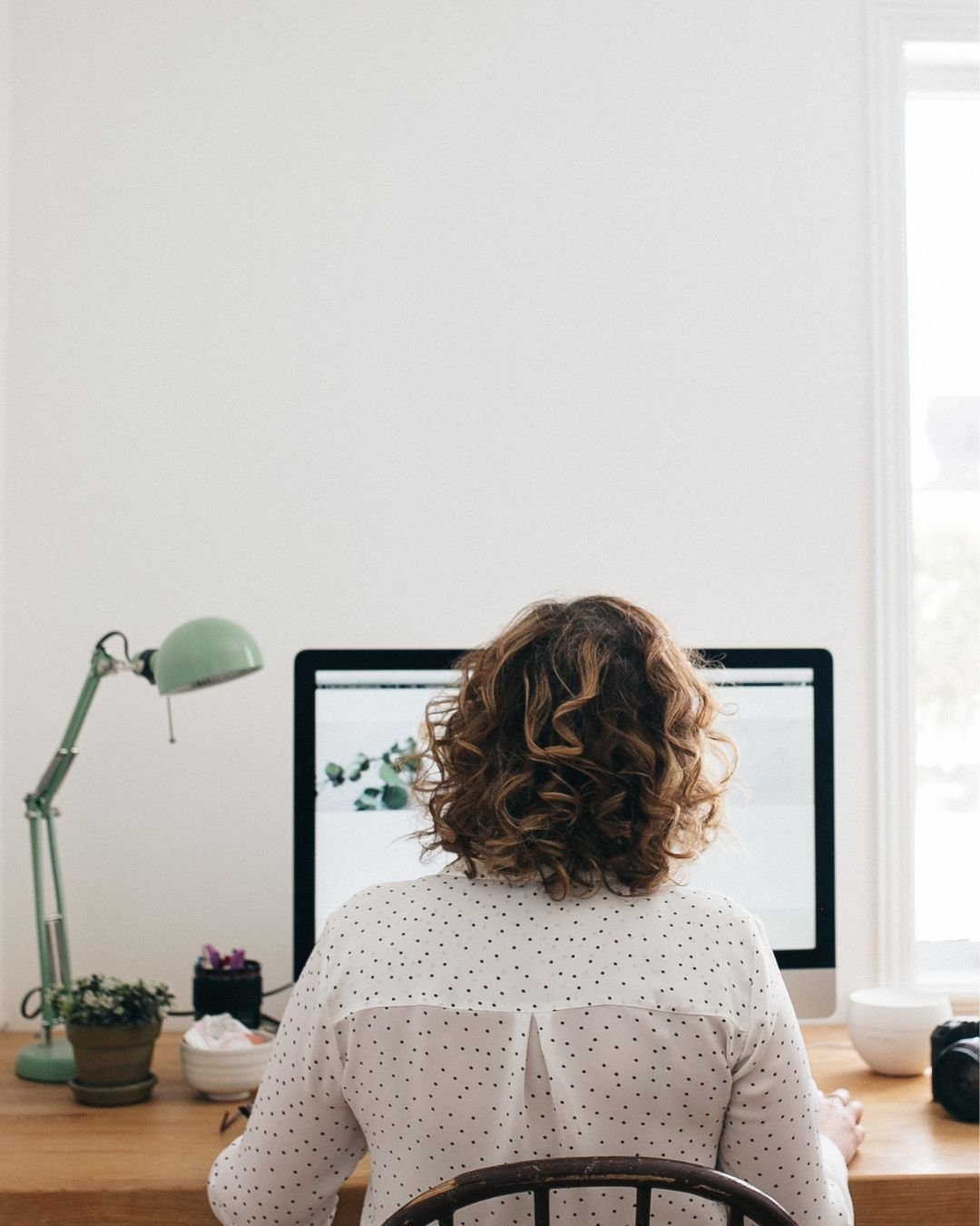 J&rsquo;ai commenc&eacute; ma carri&egrave;re&hellip; &agrave; cause d&rsquo;une girafe.

Oui oui. Une girafe.

&Agrave; peine sortie de l&rsquo;&eacute;cole de graphisme, j&rsquo;ai &eacute;t&eacute; remarqu&eacute;e pendant mon vernissage.

Pourquo