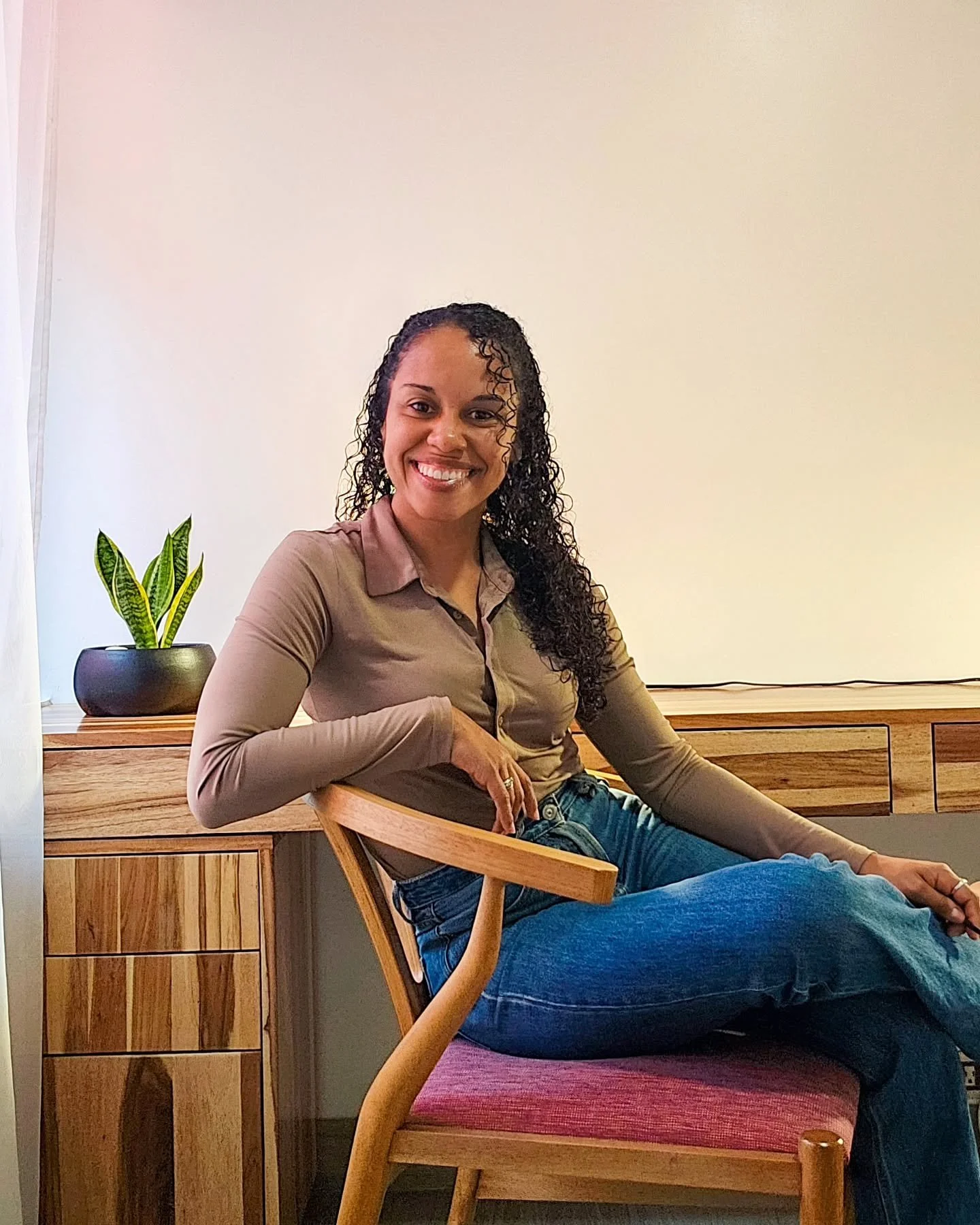 ✨️ Hay algo muy especial en ese instante donde un proyecto termina y pod&eacute;s simplemente sentarte, respirar y sentir el espacio. Verlo completo. Verlo vivo. Verlo ser habitado.

Hola! Soy Evelyn 🤍 la que te va a acompa&ntilde;ar a crear interio