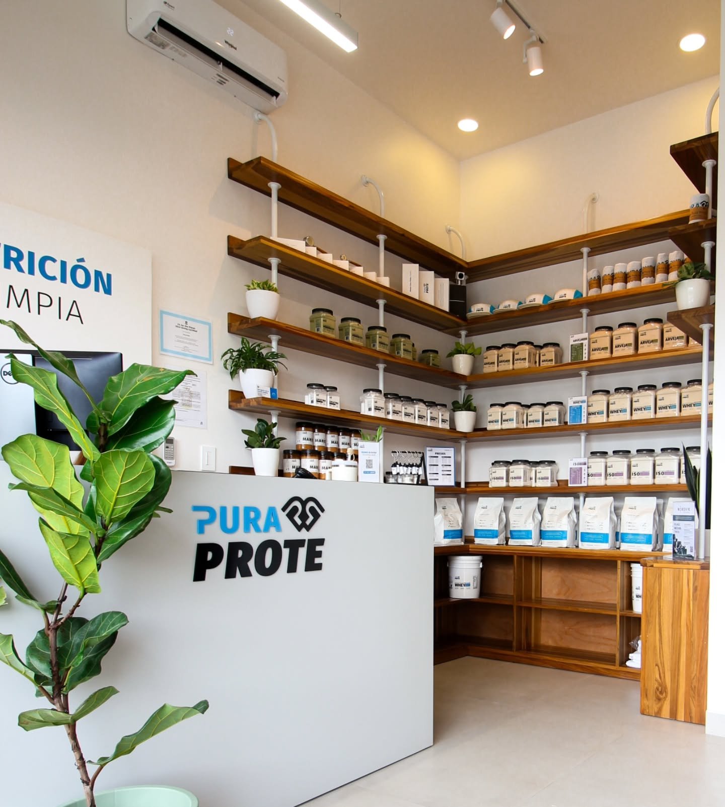 💙 Resultado final de la primera tienda/oficina/bodega de @pura.prote 

Qu&eacute; alegr&iacute;a haber sido parte de este proyecto desde su origen hasta su materializaci&oacute;n. Acompa&ntilde;arlo desde cero y verlo hoy en pleno funcionamiento me 