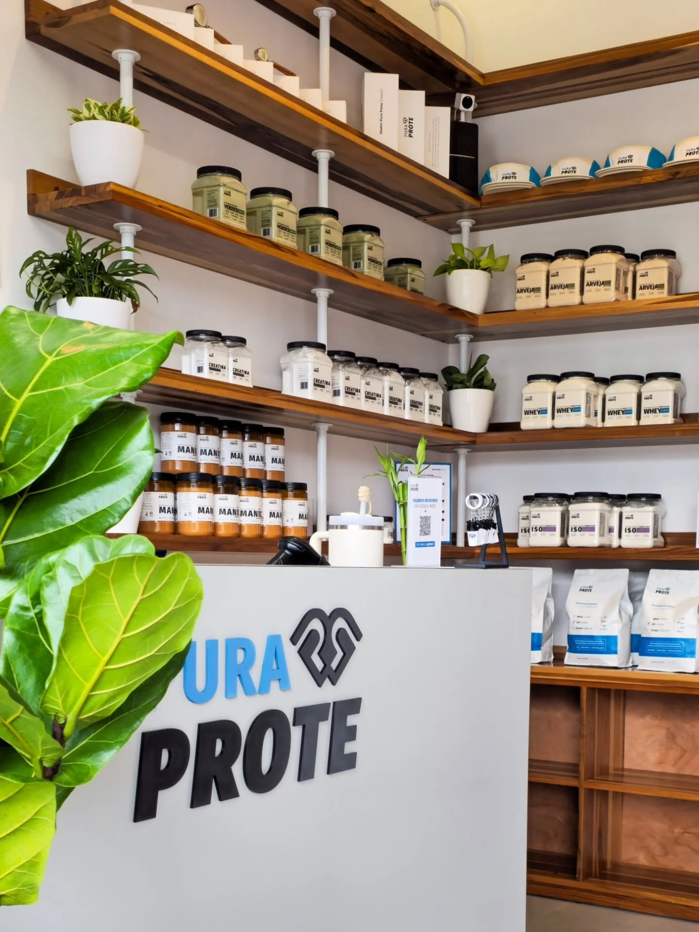 💙 Resultado final de la primera tienda/oficina/bodega de @pura.prote 

Qu&eacute; alegr&iacute;a haber sido parte de este proyecto desde su origen hasta su materializaci&oacute;n. Acompa&ntilde;arlo desde cero y verlo hoy en pleno funcionamiento me 