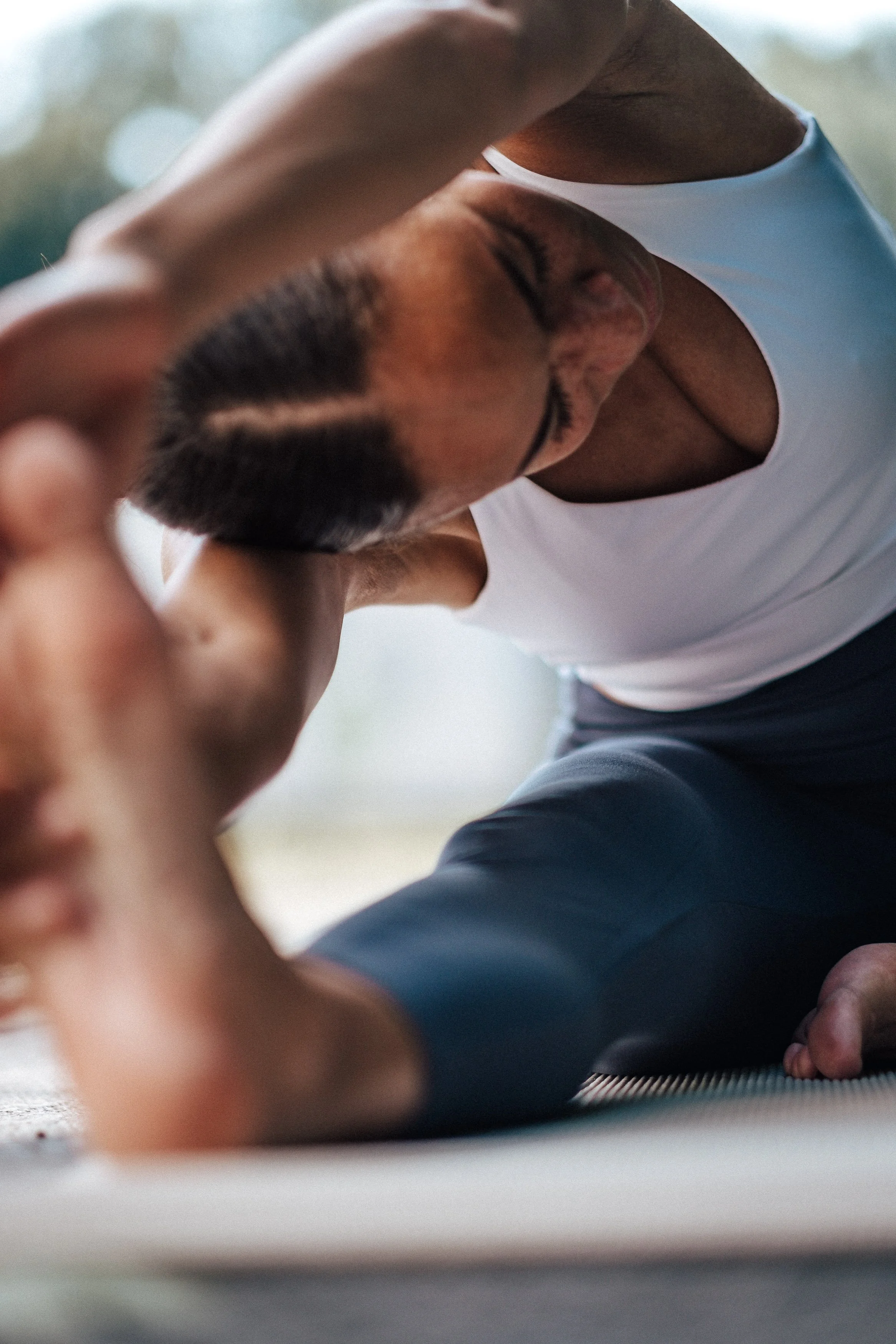 Frau macht Yoga, in einer entspannten Pose auf einer Yogamatte.