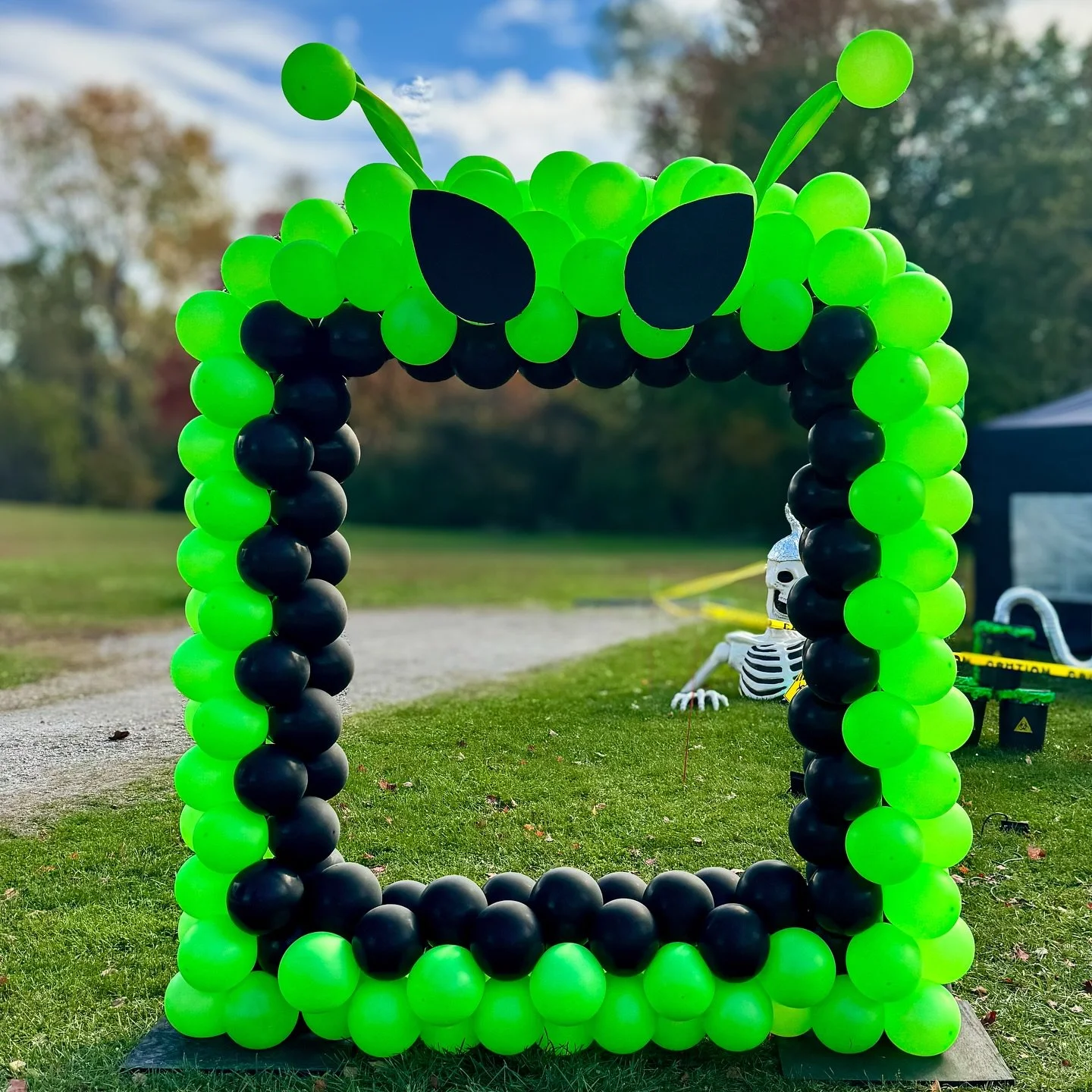 👽✨ We had the best time camping these past two weeks, and I couldn&rsquo;t resist setting up another fun photo op for all the trick-or-treaters! Our campsite theme this year was Alien/Area 51, so of course I had to make a giant alien photo frame to 