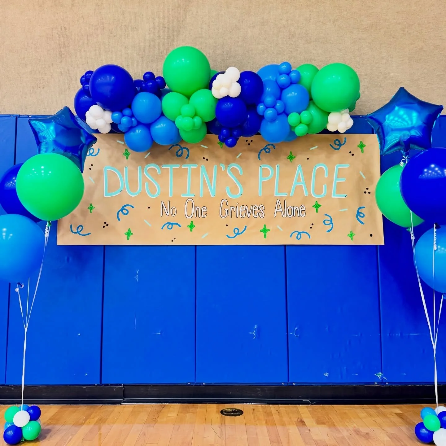 An easy setup that still makes a statement 💙💚

This setup includes:
&bull; 6ft grab &amp; go garland (easy to hang yourself!)
&bull; 2 helium balloon bouquets for added height + impact

Perfect for:
Graduations
Birthdays
School events
Showers

You 