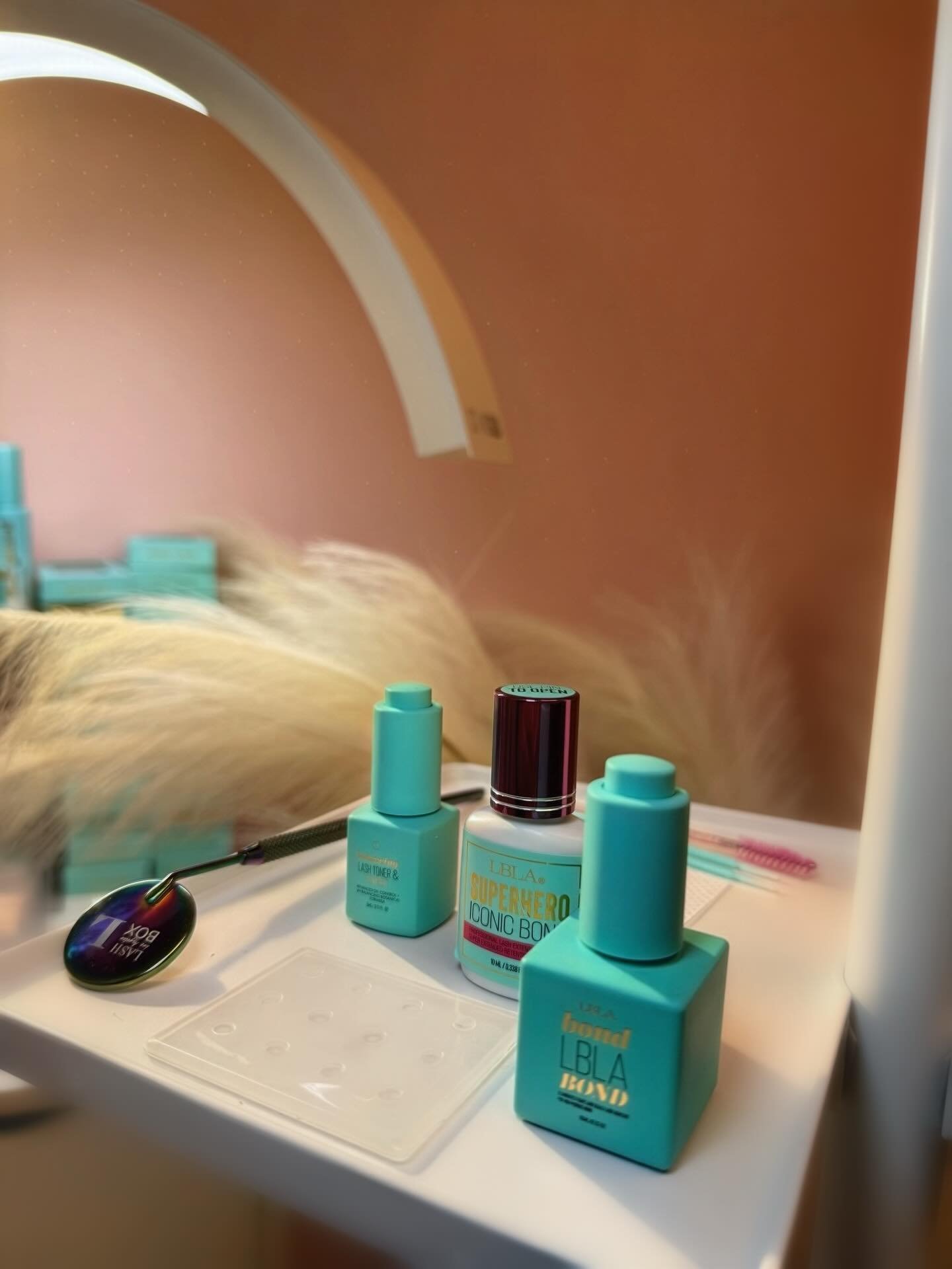 The best lash sets start with the best prep. Before every appointment I cleanse, prime, and make sure natural lashes are fully prepped so extensions bond properly and last 🤍

@lashboxla
Lbla Bond 
Balancing Lash Toner 
Superhero Lash Adhesive 
Lash 