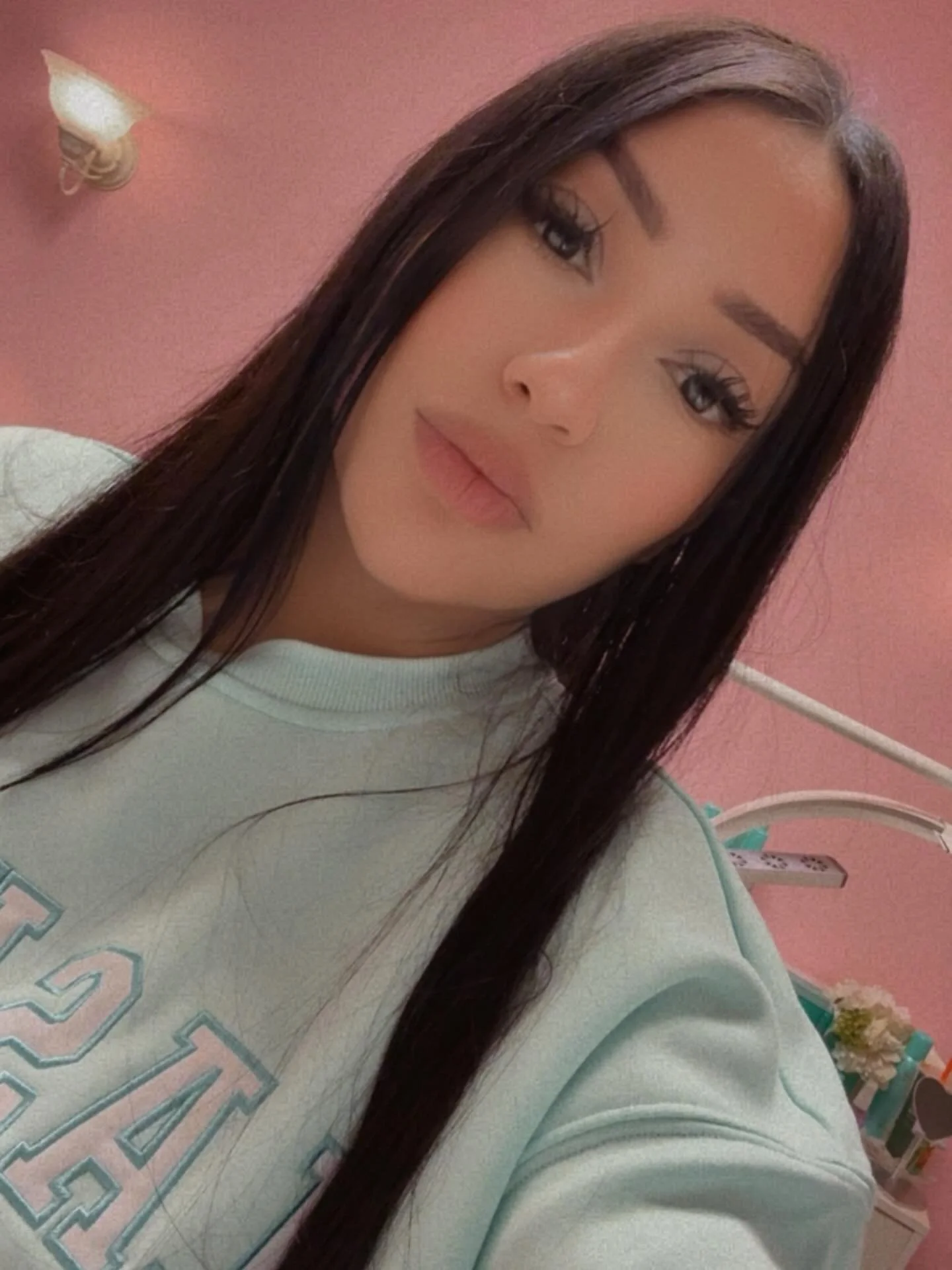 Some days it&rsquo;s back to back appointments and my hands are tired, but then a client sends me a selfie loving their lashes and I remember why I do this 🤍

@lashboxla Varsity LBLA Teal Sweatshirt

#lashboxla #laceituplashes #lbla