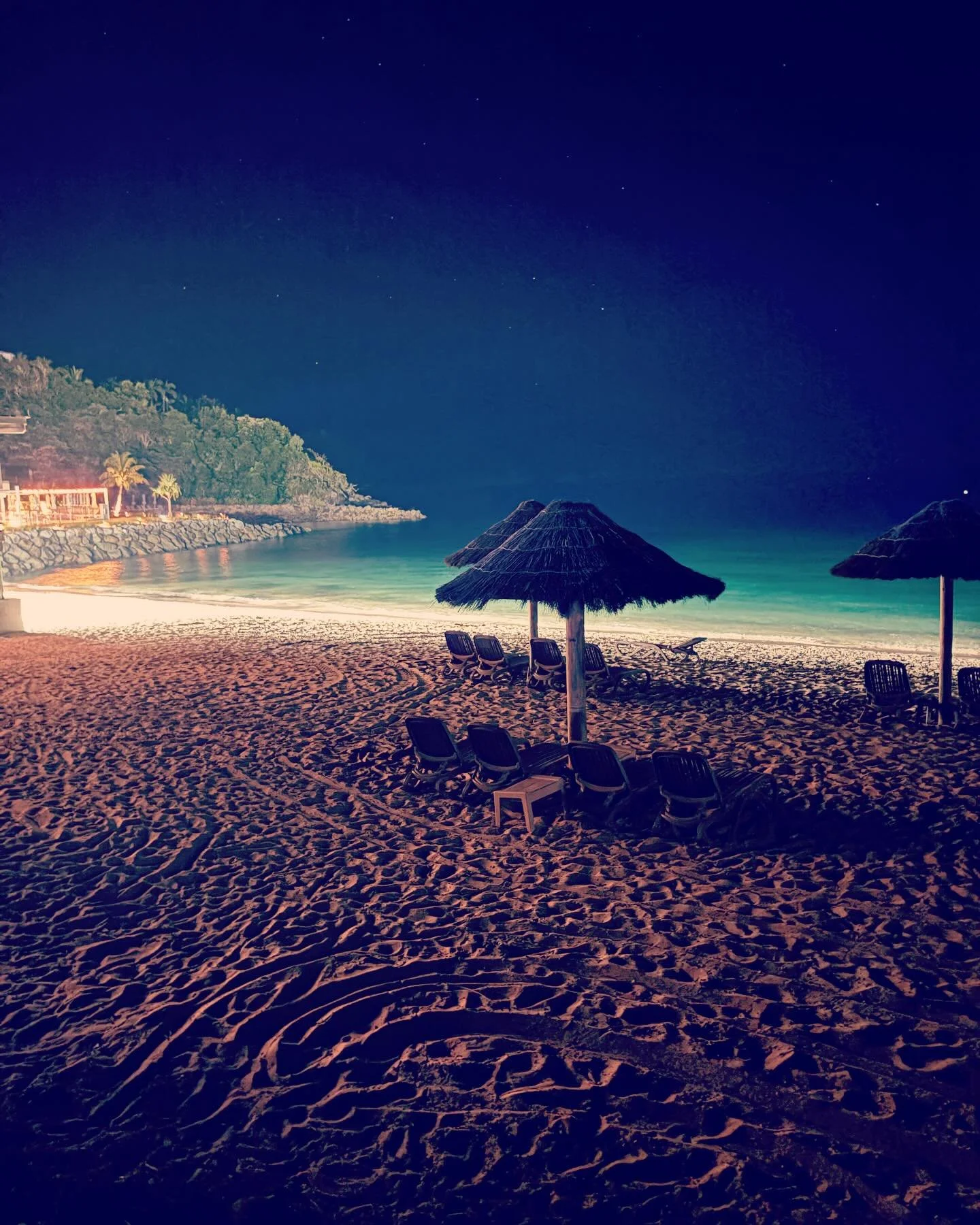 The beach glows at night 🌟#hamiltonisland #catseyebeach #beachlifestyle🌊☀️ #artinthewild #travelqldaustralia #aussiebeaches #glowingwater