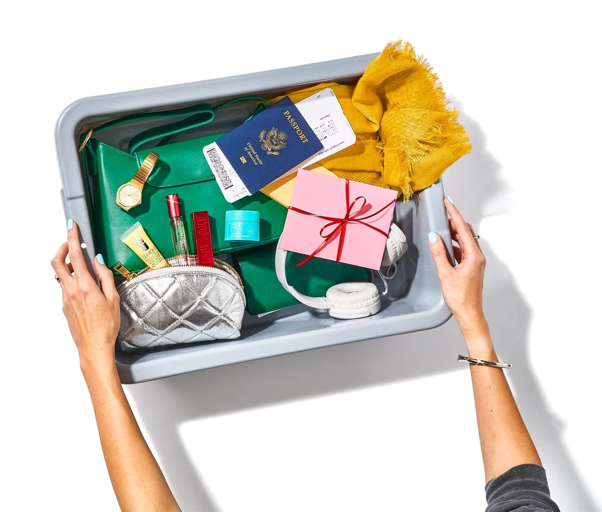 25-09-30_MKTG73931_GP_Holiday2025_JetsetterBeauty_Hero_0188 1-1200x1020-b7d9800.jpg