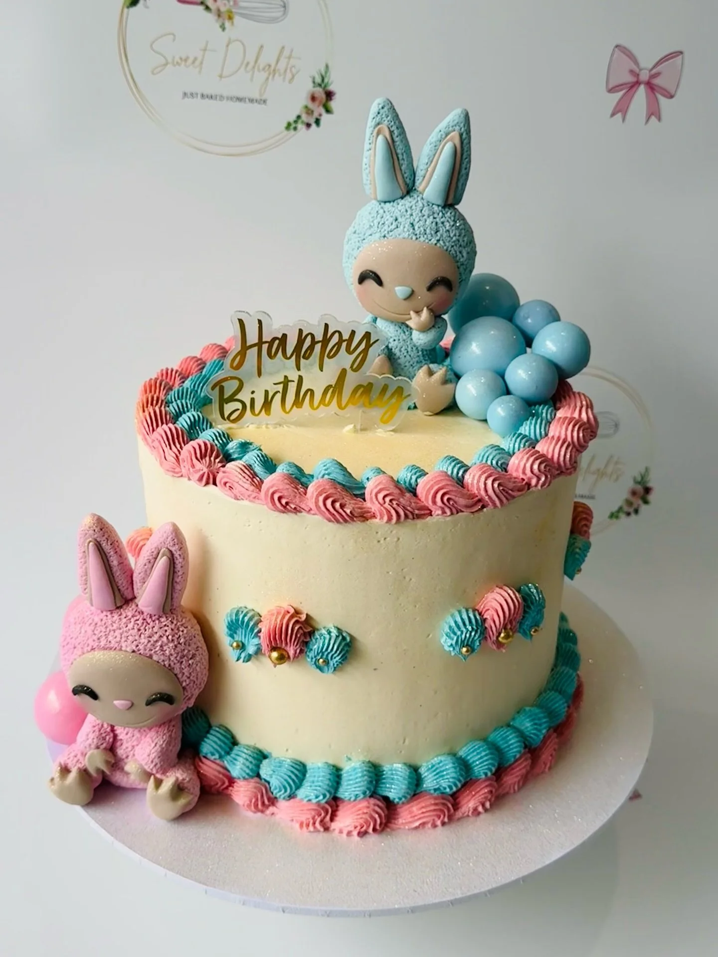 💖💙This pastel pink and blue birthday cake is the perfect for a celebration! Piping, gold details, and toppers it&rsquo;s made to impress and delight 🎂✨

Dubai Chocolate filling with kataif pistachio 🍫💚

🎨 Colours can be customised
-Custom beaut