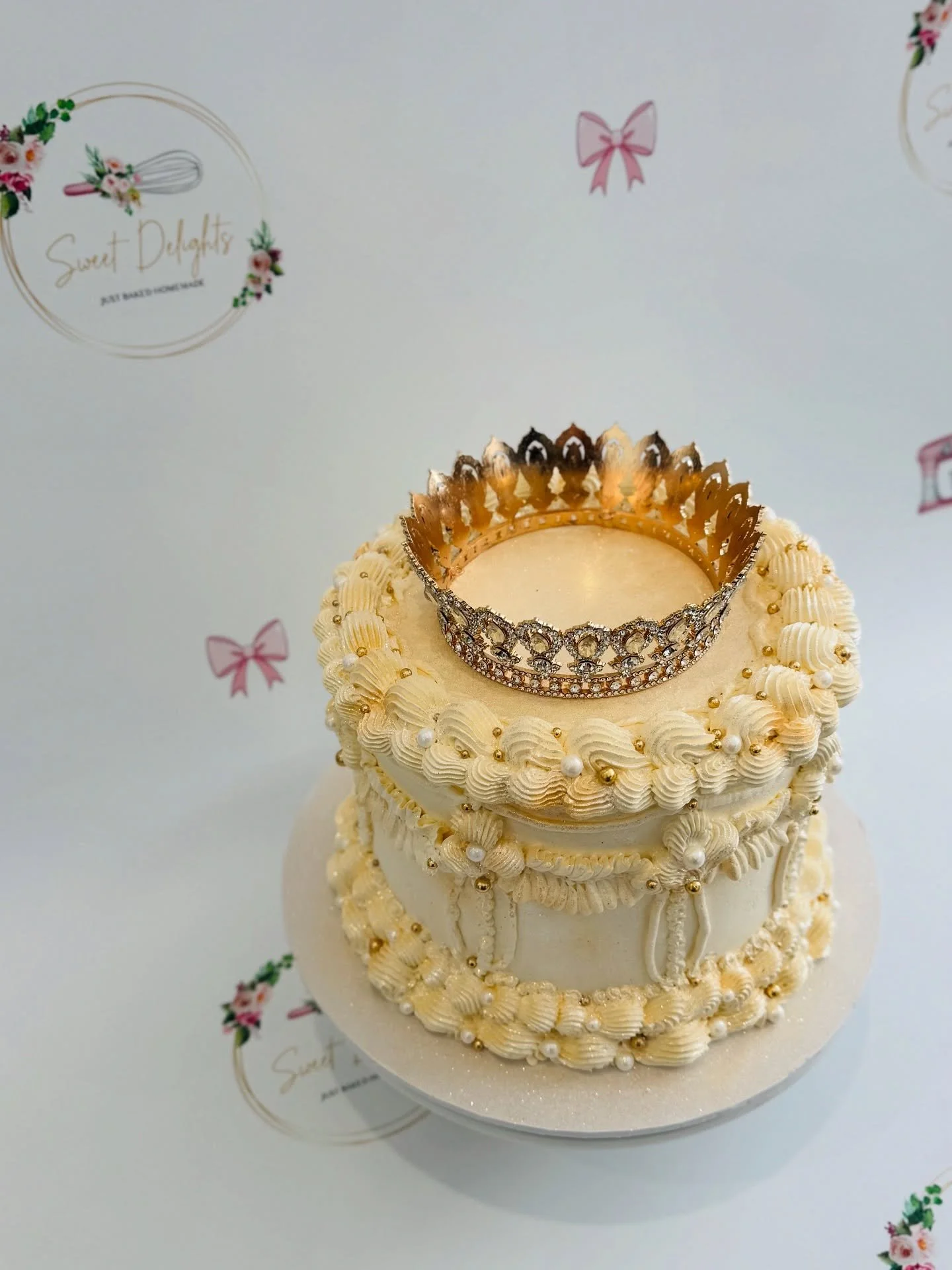 Beautiful timeless Raffaello coconut cake 🥥🎂👑✨

This vintage-style crown cake is adorned with rich vanilla piping, pearl and gold accents, and topped with a sparkling tiara the ultimate centrepiece for a regal celebration!

💛 Customisable to your