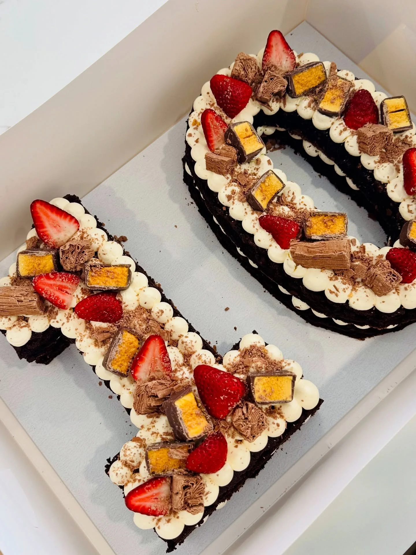 🤎✨Number 10 brownie cake
Topped strawberries, flakes + honeycomb crunch and buttercream 🍓🍫🍯
A4 size small

Available in any number or letter 
Perfect for@birthdays, anniversaries &amp; more! 🎉

✨ Gluten free options available
📍 Brisbane - Goldc