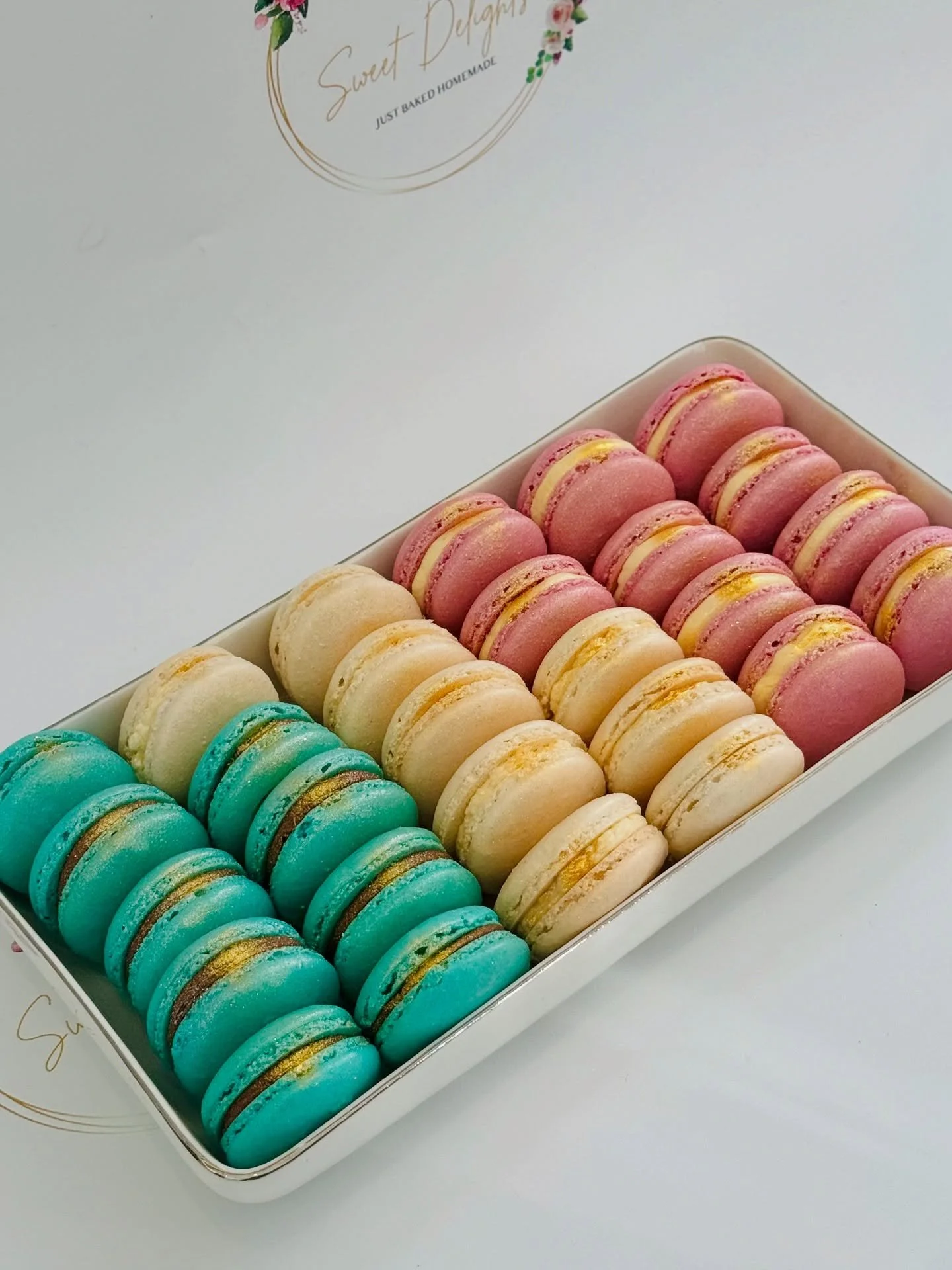 🌸✨Macarons, filled with vanilla buttercream, strawberry filling and chocolate ganache and gold sparkles.
Perfect for gifting, celebrating, or simply treating yourself 💕

Order now 
📍 Gold Coast - Brisbane | DM to order

#macarons #buttercream #str
