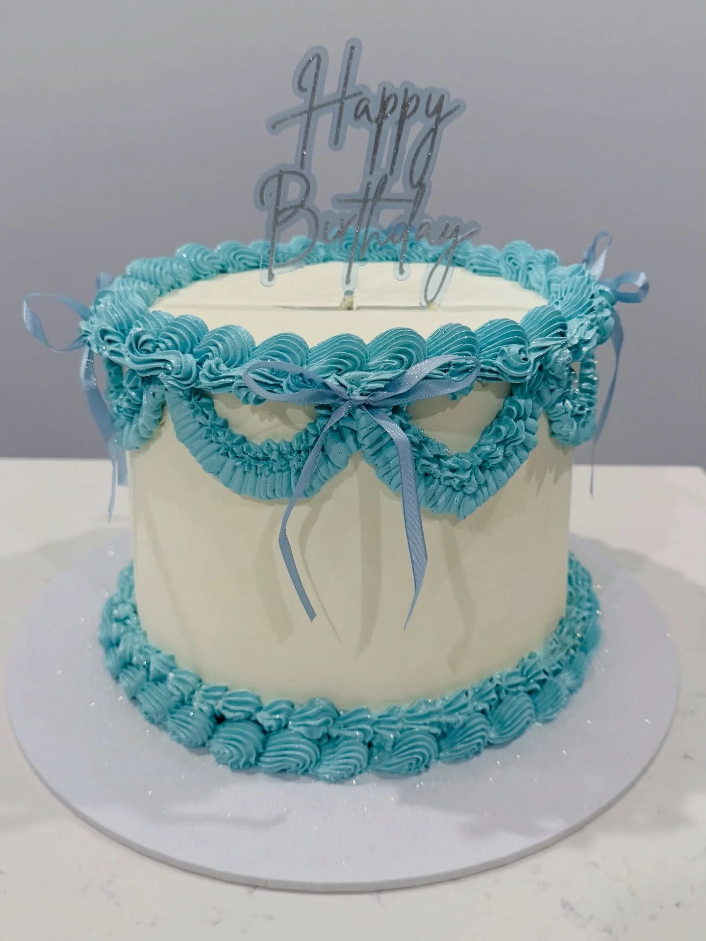 ✨🦋 Beautiful Vintage Pipped Cake 🦋✨
With Blue Bows✨ 
Perfect for Celebrating your Birthday 🤍

📍 Gold Coast - Brisbane | DM to order your custom Birthday Cake 🎂✨

#vintage #vintagecake #elegant #elegantcake #blue #white #buttercream #qld #goldcoa