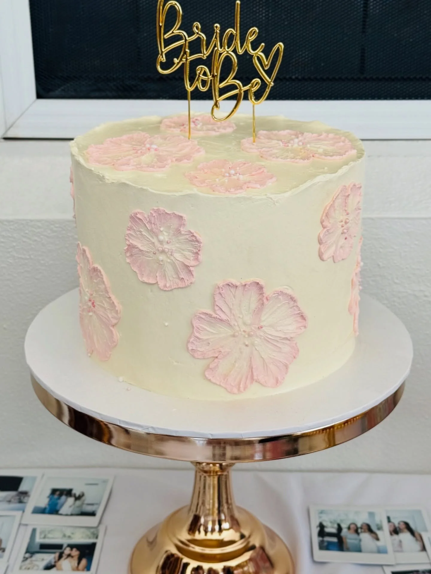 Bride-to-be floral cake 💐🤍

White chocolate raffaello coconut cake 🥥
Vanilla buttercream 

#sweetdelights #bridetobecake #buttercreamcake #weddingdesserts #bridalshowercake #floralcake #elegantcakes #buttercreamflowers #cakedecorating #homemadegoo