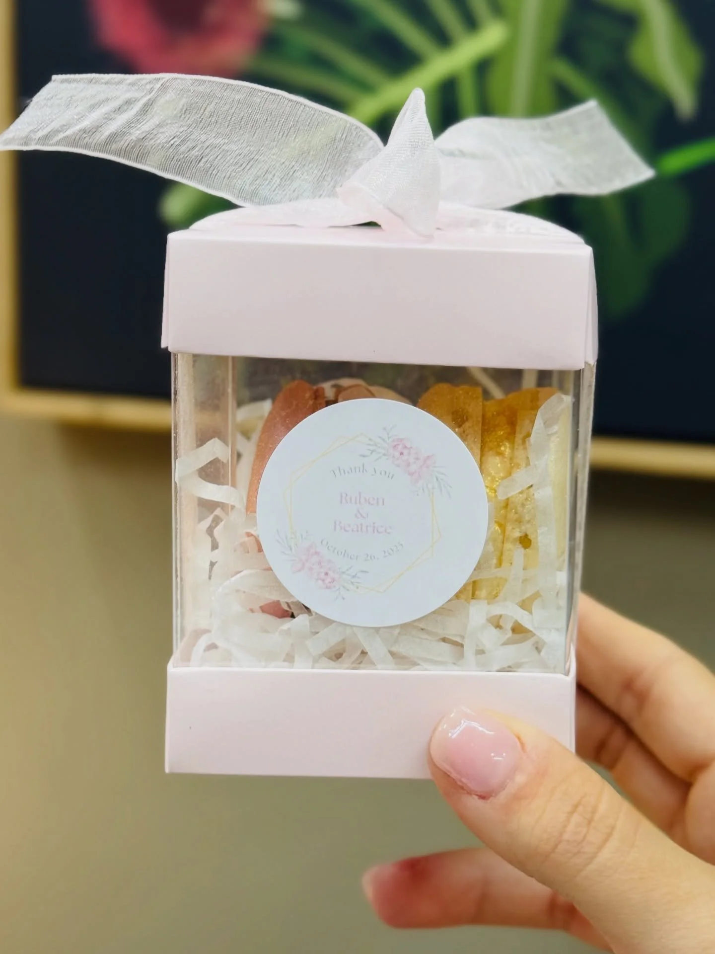 Elegant wedding favours for the sweetest &ldquo;Thank You&rdquo; 🤍

These pastel macarons were beautifully packaged for Ruben &amp; Beatrice&rsquo;s wedding.

Coconut white chocolate and Chocolate filling

A little treat to make every guest smile 🍬