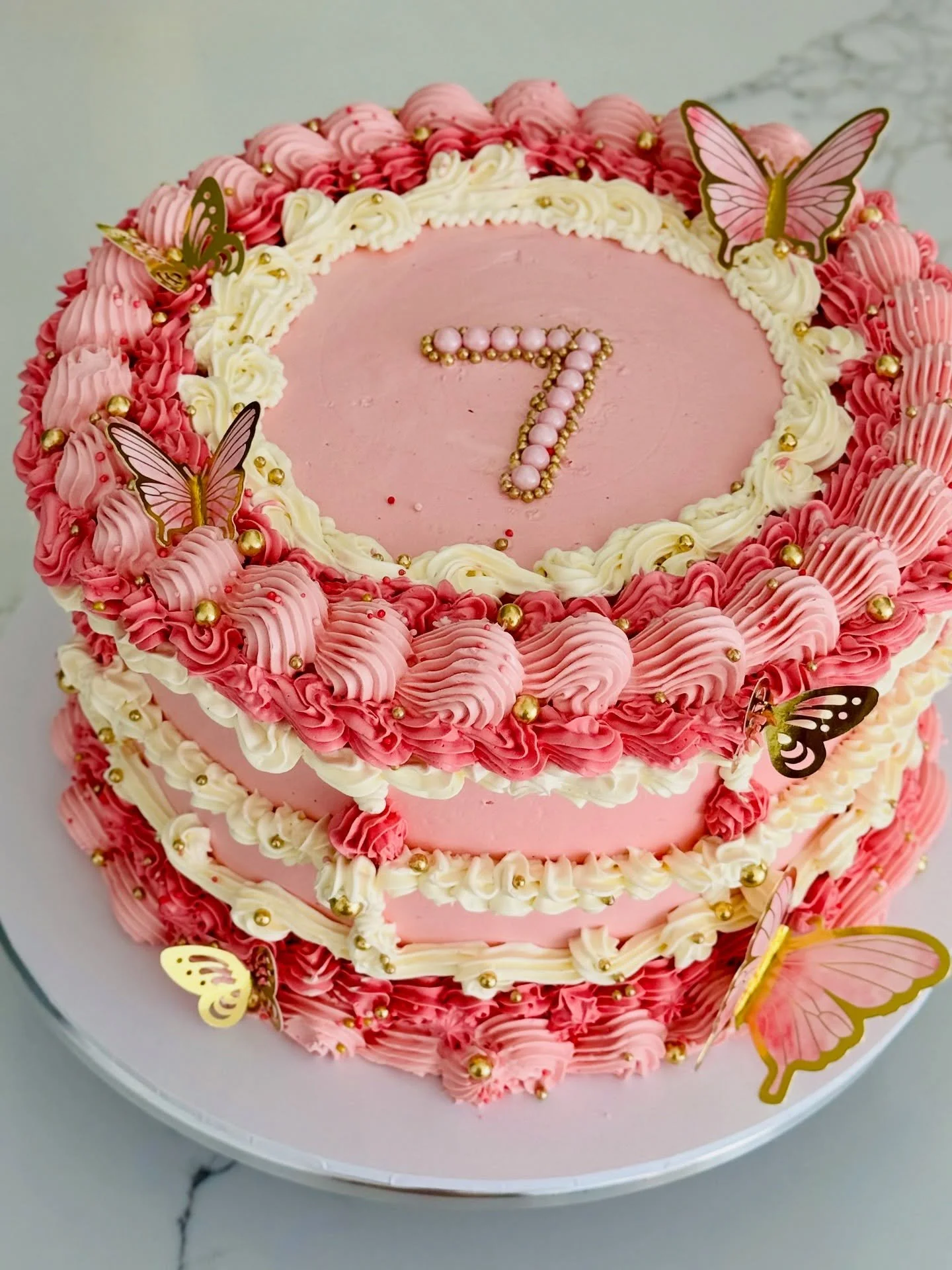 ✨Beautiful butterfly cake 💕🦋

Flavour: Vanilla, Raspberry, and White chocolate coconut. 🥥 

📍Goldcoast/brisbane (Bahrs scrub) 
📝order yours today!! Via messages or through the website. 

#butterflycake #birthdaycake #pinkcake #vintagecake #retro