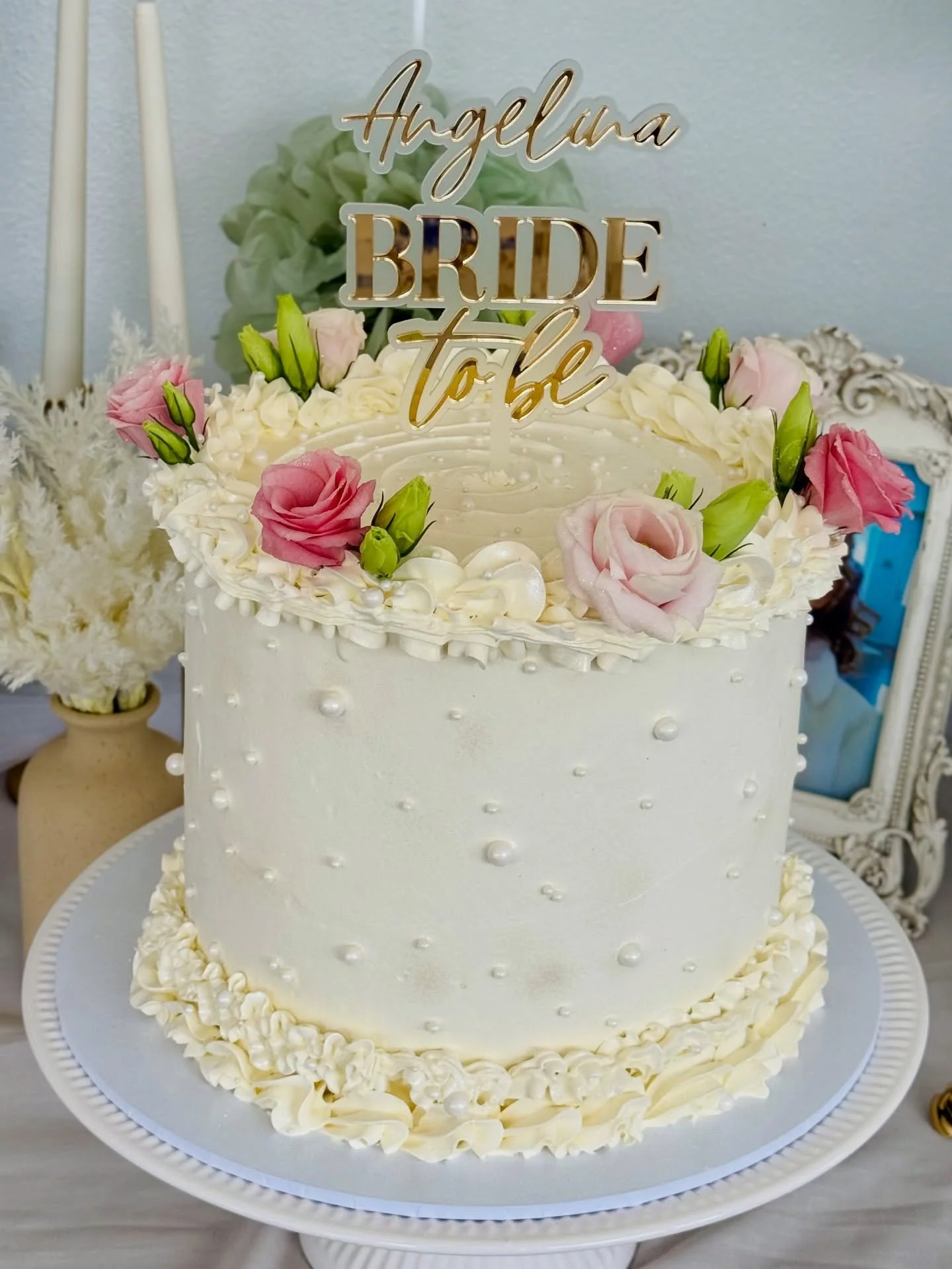 Beautiful bride to be cake 💐✨

Perfect for a bridal shower
Florals, pearls and custom topper!!

📍Bahrs scrub goldcoast/brisbane | order one now

#bridetobe #bridalcake #engagementcake #weddinginspo #cakestagram #buttercreamcake #brisbanecakes #gold