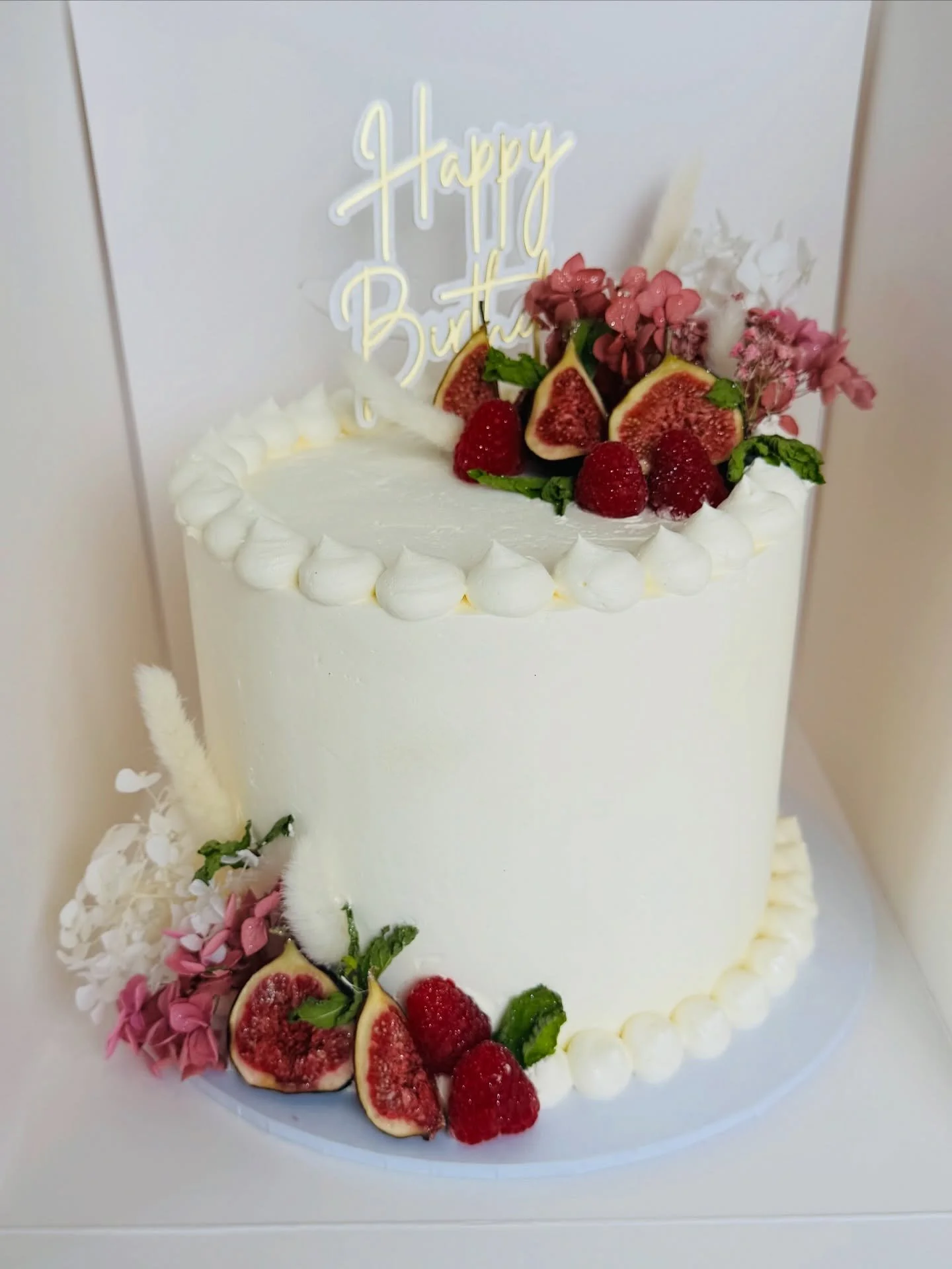 Effortless Elegant Cake 🎂 

Rafaello cake 🥥 (coconut white chocolate) 

#sweetdelightsjb #birthdaycake #bahrsscrub #customcake #elegant