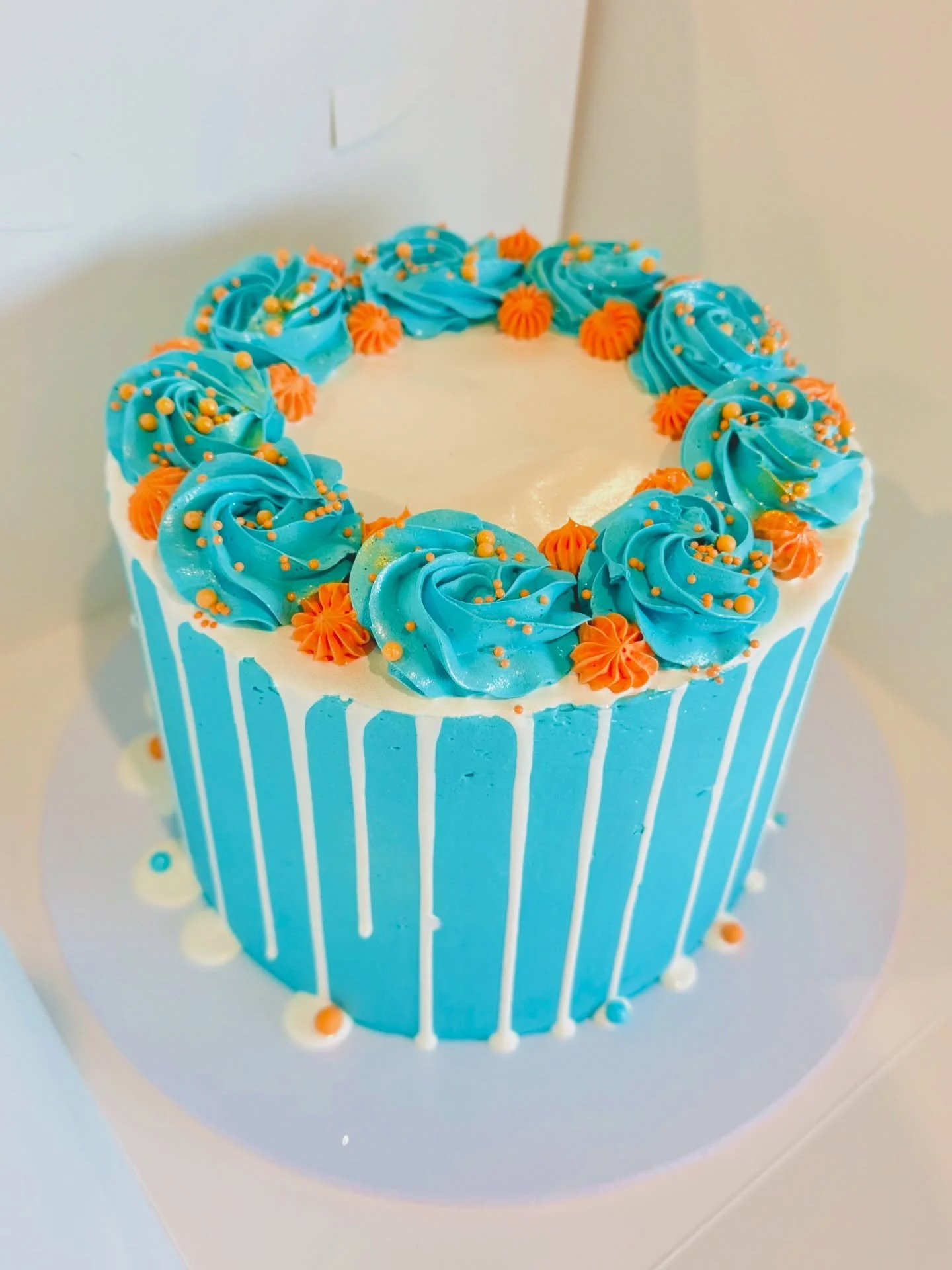 For the little Bluey fans 💙🧡

Inspired by everyone&rsquo;s favourite cartoon pup 

Cake Romanian Dobosh 🍫
Vanilla Cupcakes and vanilla buttercream 🧁

#bluey #sweetdelightsjb #bahrsscrub #cupcakes #cakes