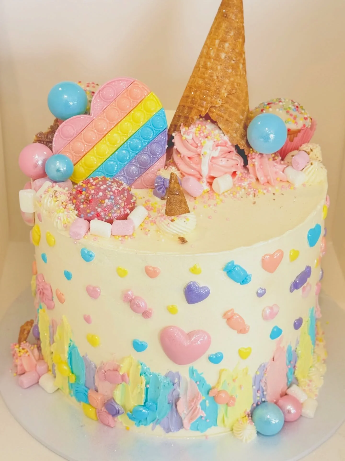 A special cake for a special girl🍯🎀✨

Honey cake and pastels candy vibes 

#honeycake #sweetdelightsjb #cake #wonderlandcake #sweets