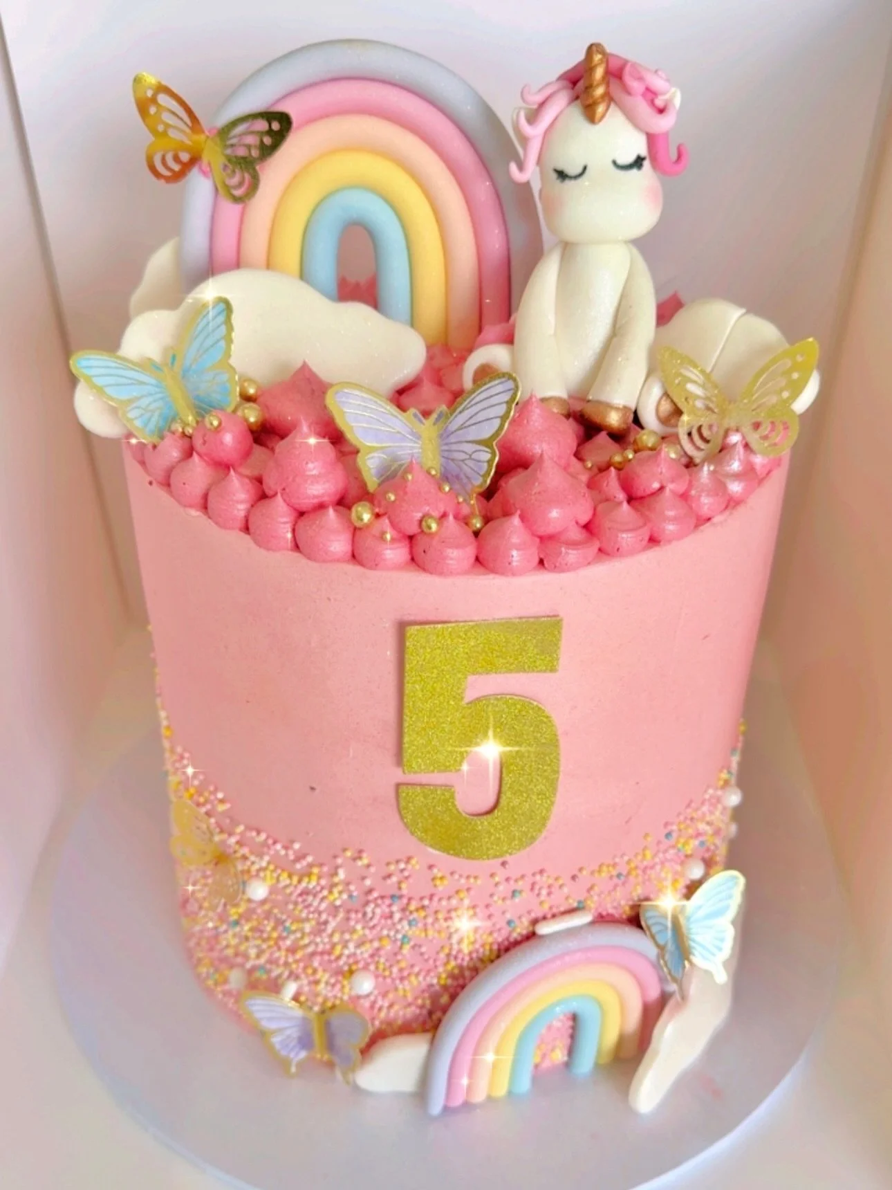 Obsessed with this cake theme ✨🦋 

Love this cake flavour:
Raffaelo and Raspberry cake 🥥

#sweetdelightsjb #cake #majestic #unicorncake #raffaelo