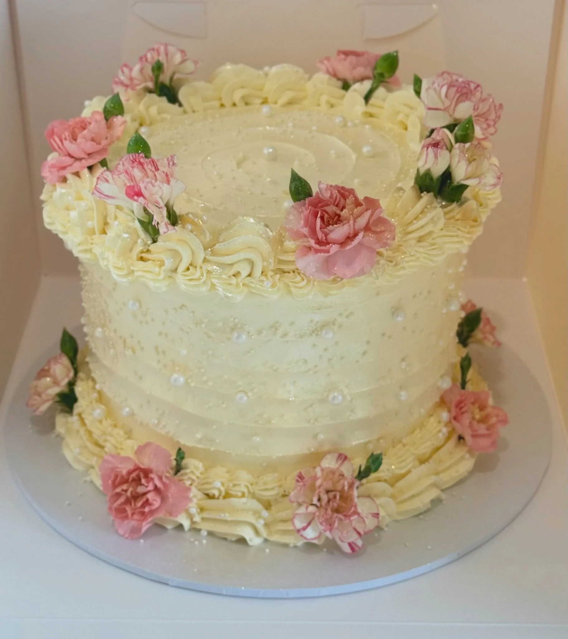 Birthday set for a beautiful princess ✨💕🫶🤭

Macarons, Cupcakes and 7inch Cake 

📍Bahrs Scrub - pre-order now 

#birthdaycake #princess #desserts #brisbane #flowers
